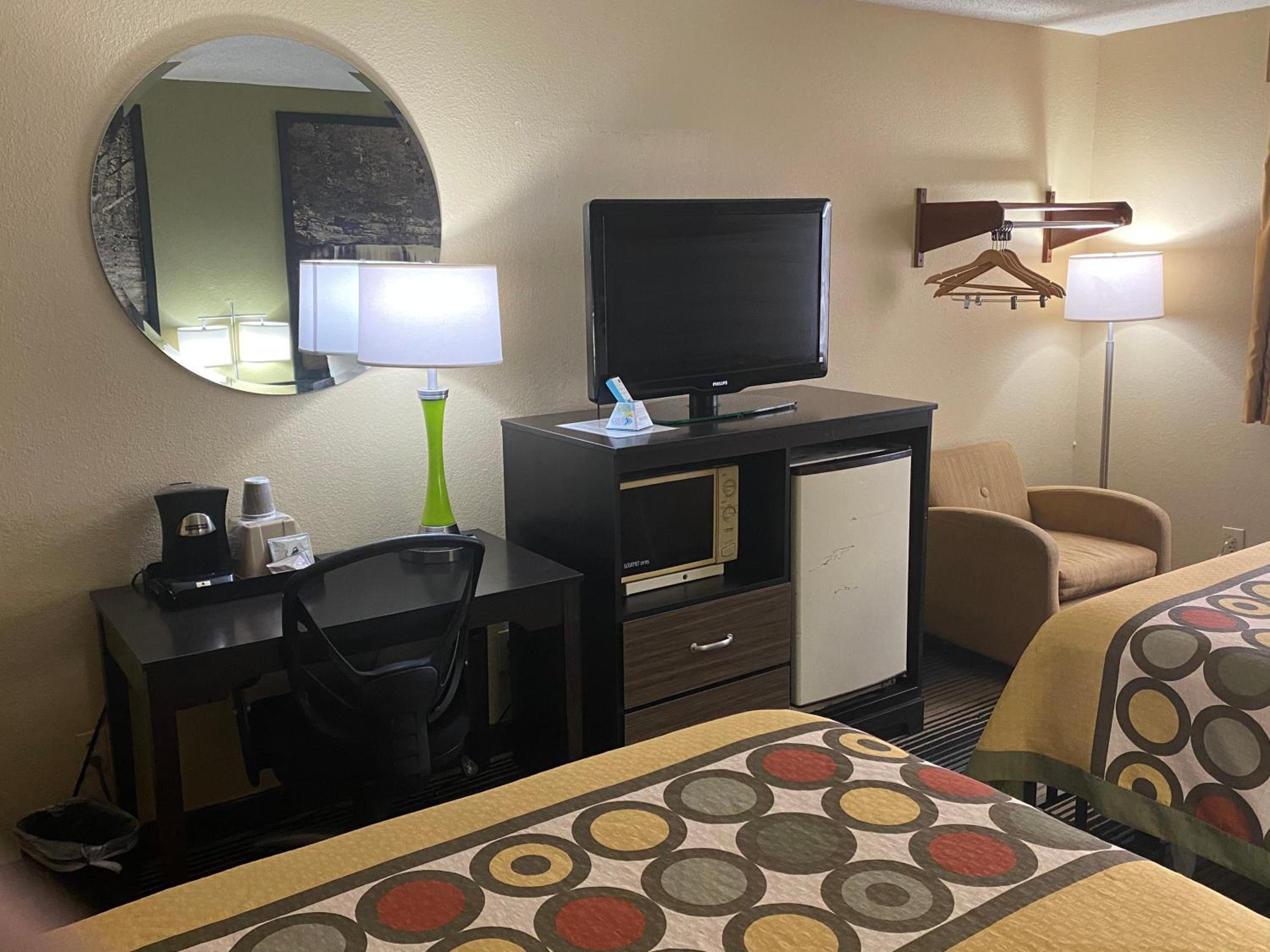 Double Room with Two Double Beds - Smoking - Photo 2
