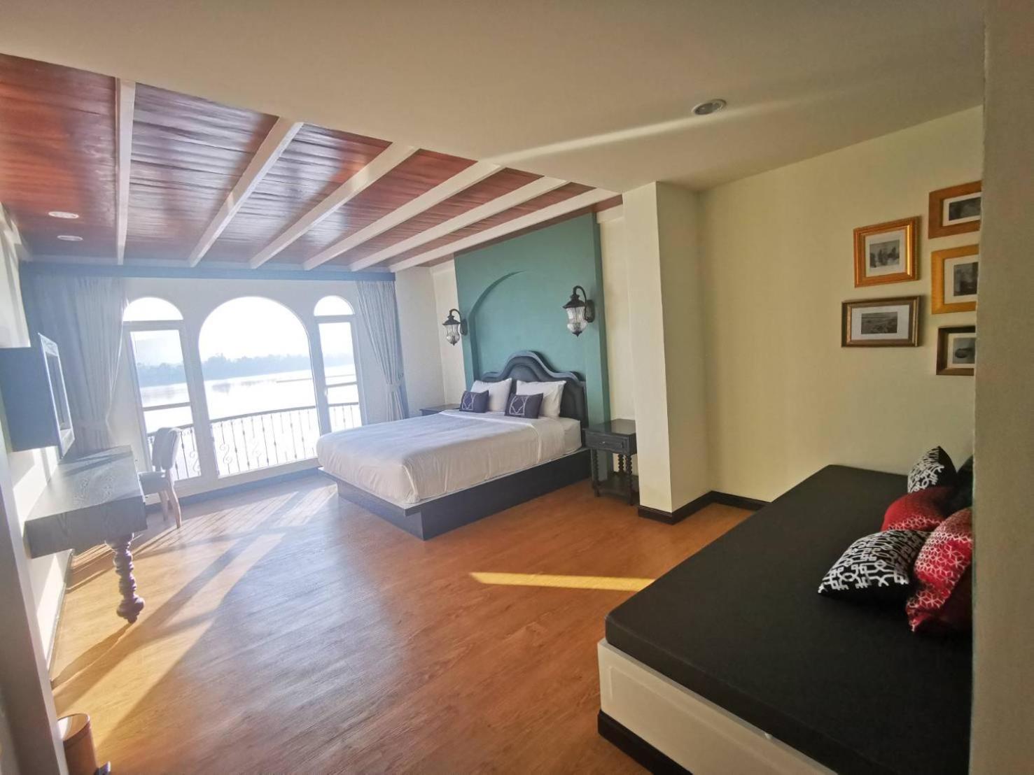 Deluxe King Room - Photo 7