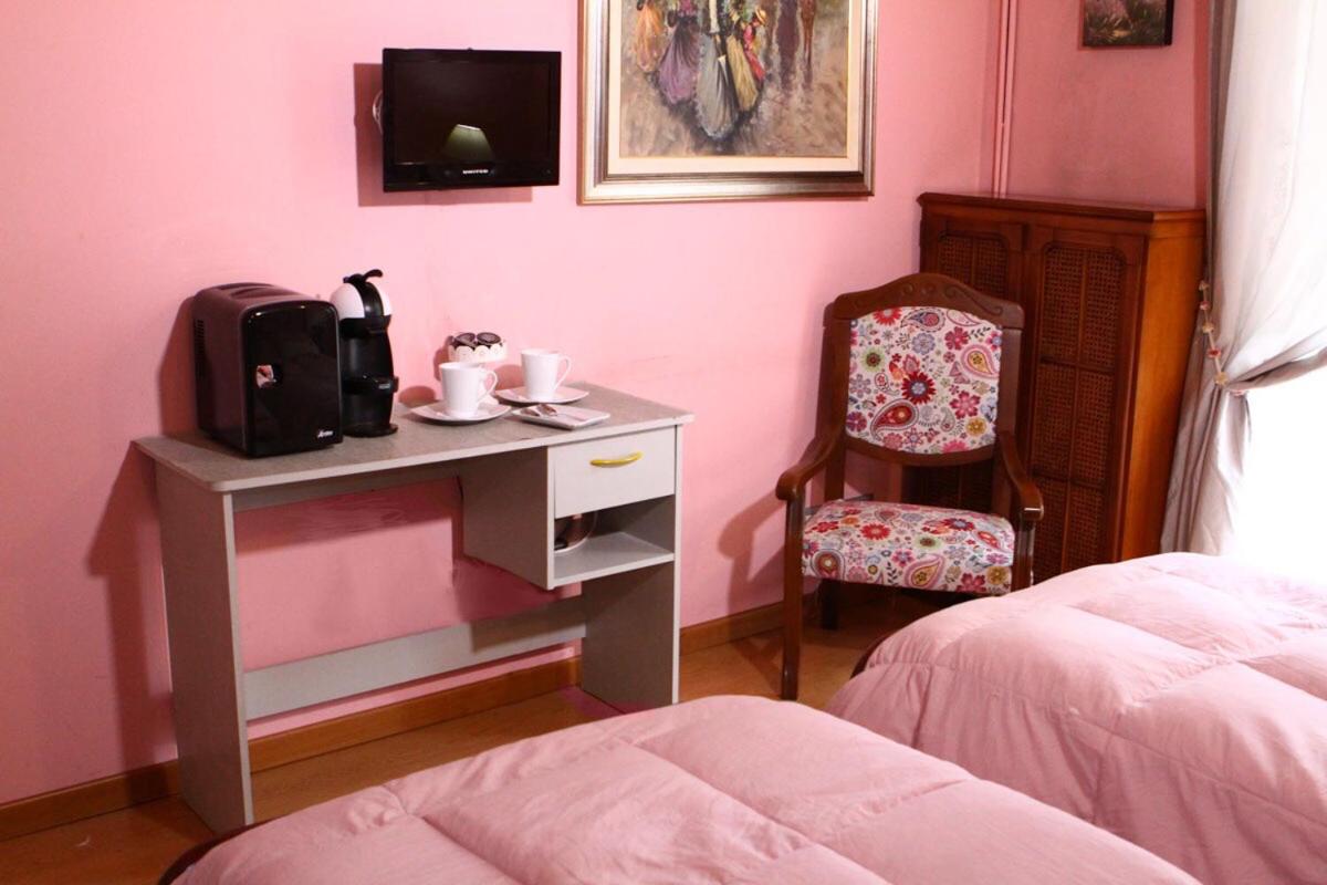 Double Room with Private External Bathroom - Photo 4