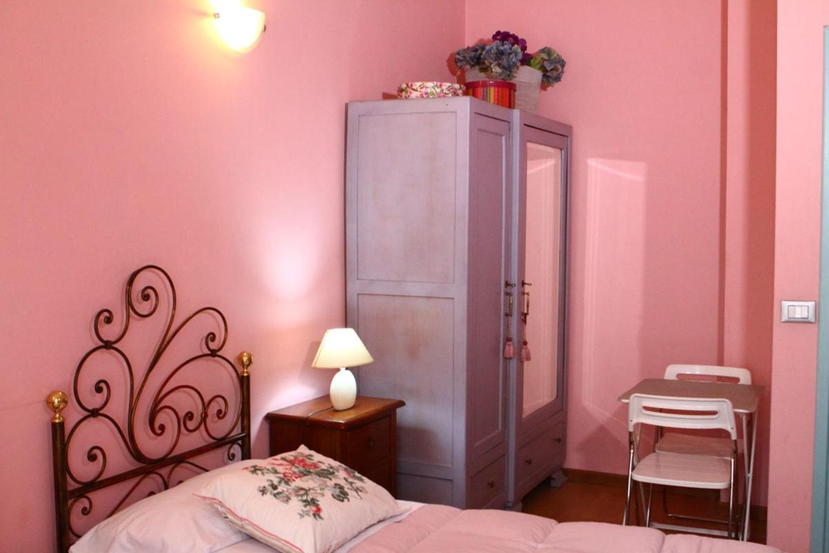 Double Room with Private External Bathroom - Photo 3