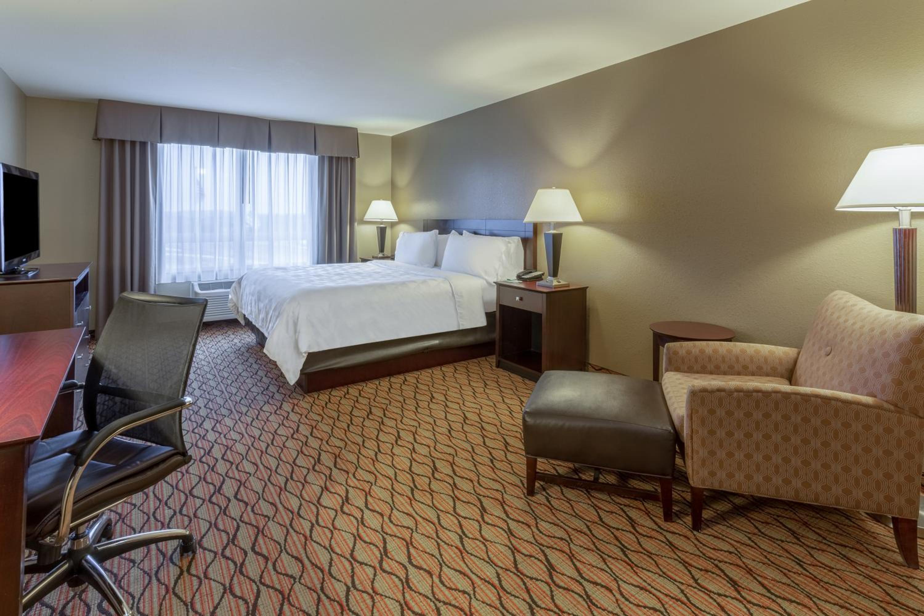 Standard King Room with Roll-in Shower - Mobility Accessible
