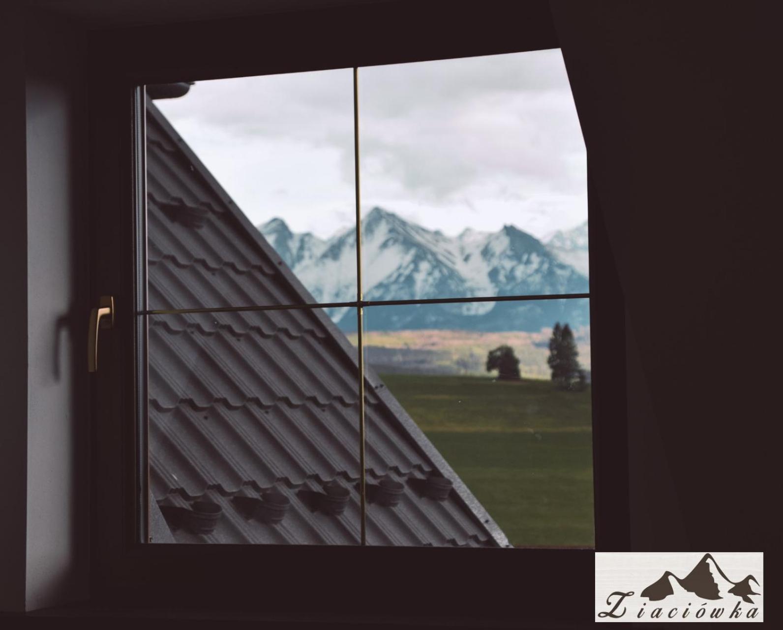 Quadruple Room with Private Bathroom and Mountain View photo 3