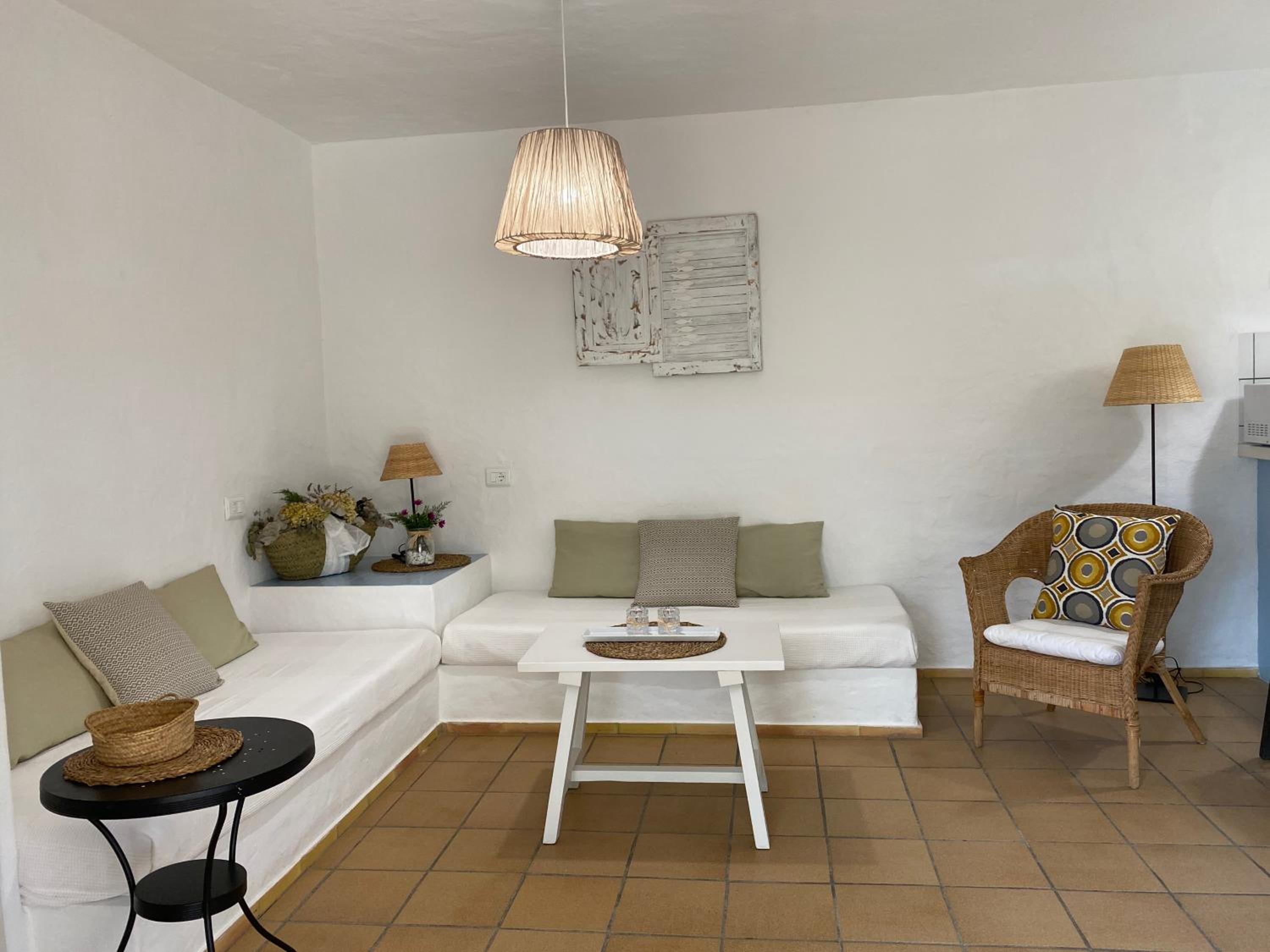 One-Bedroom Apartment - Photo 2