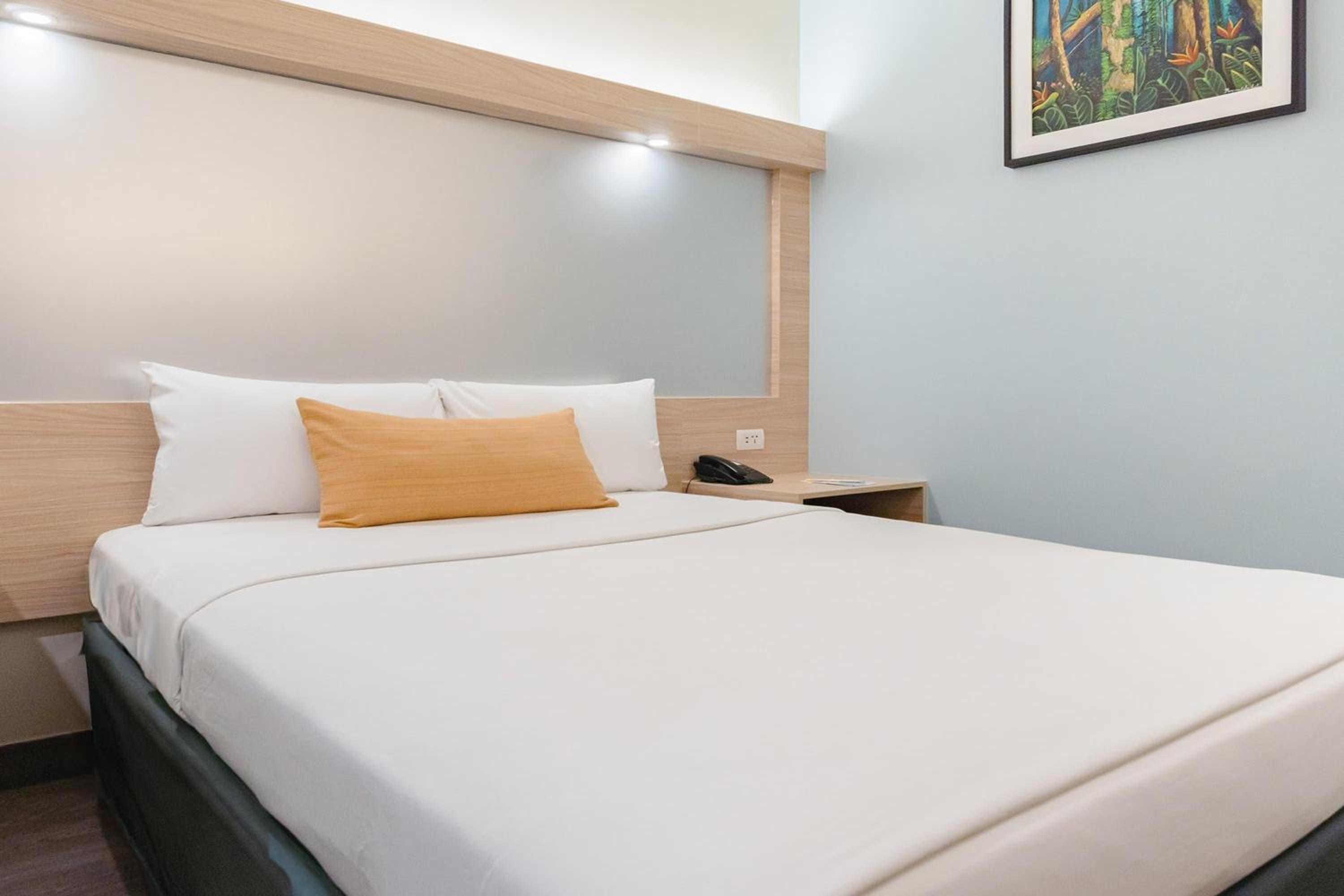 Queen Room - Mobility Access/Non-Smoking