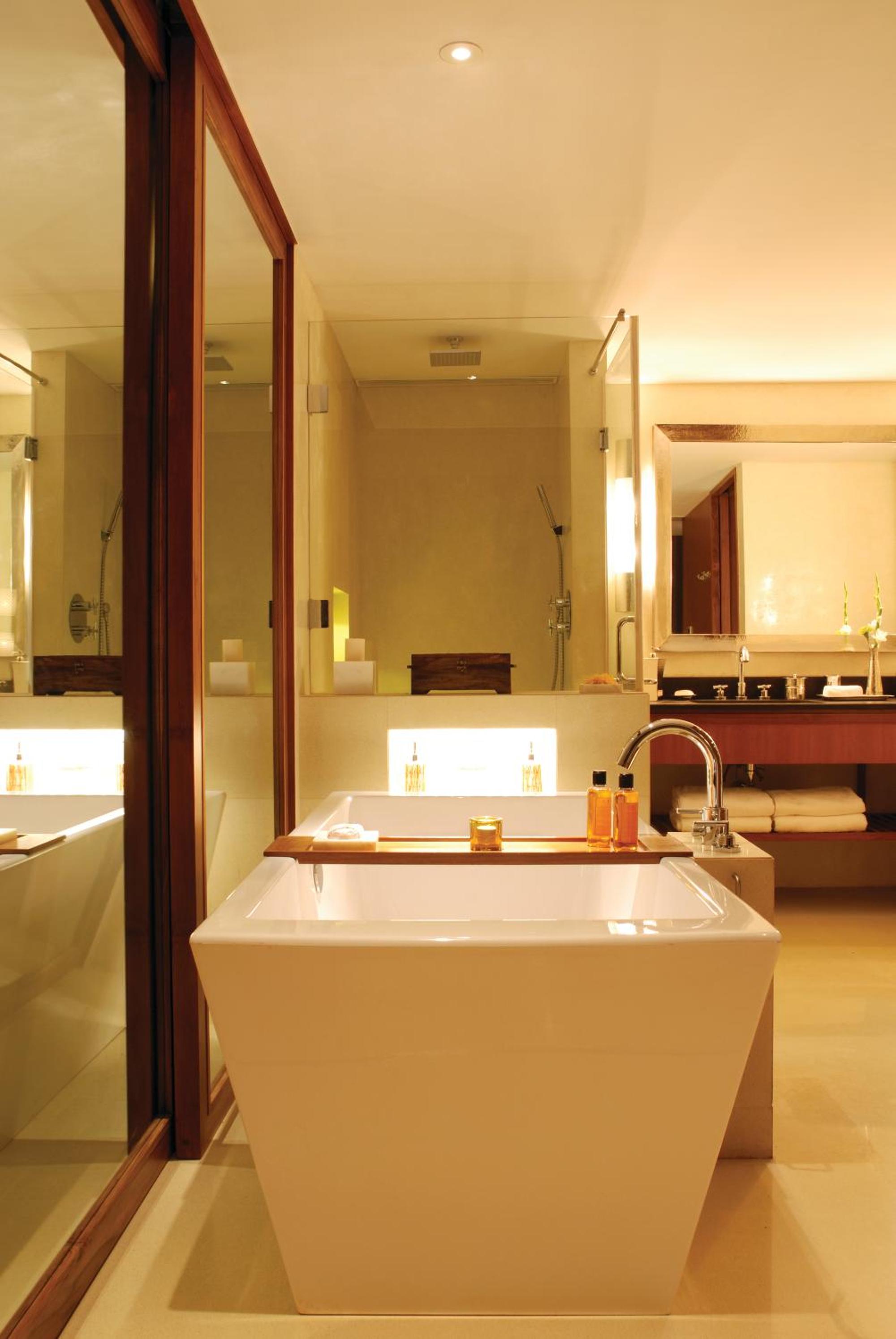 King Room with Balcony - Complimentary Gonsua beach shuttle service - Photo 5