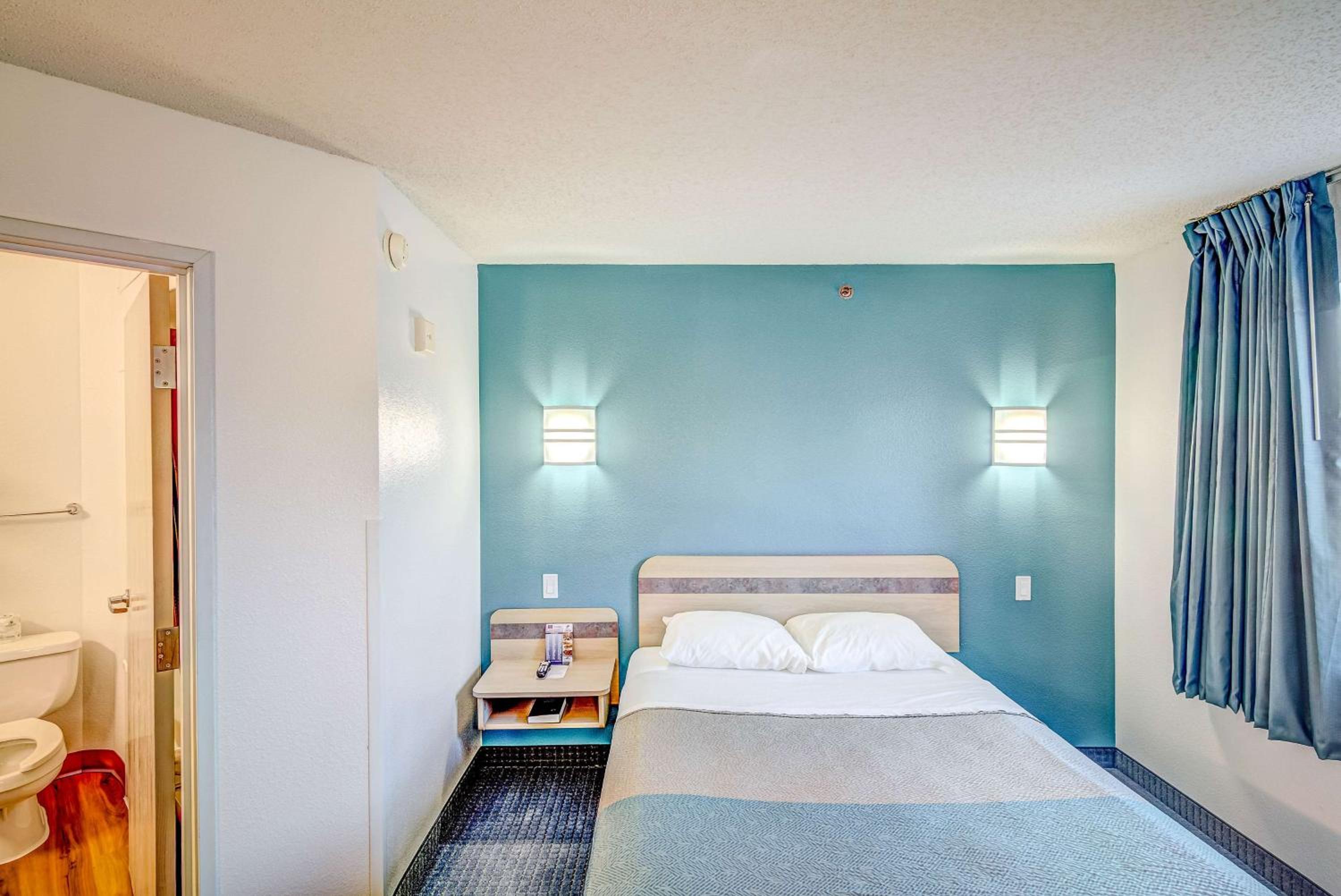 Queen Room - Non-Smoking - Photo 2