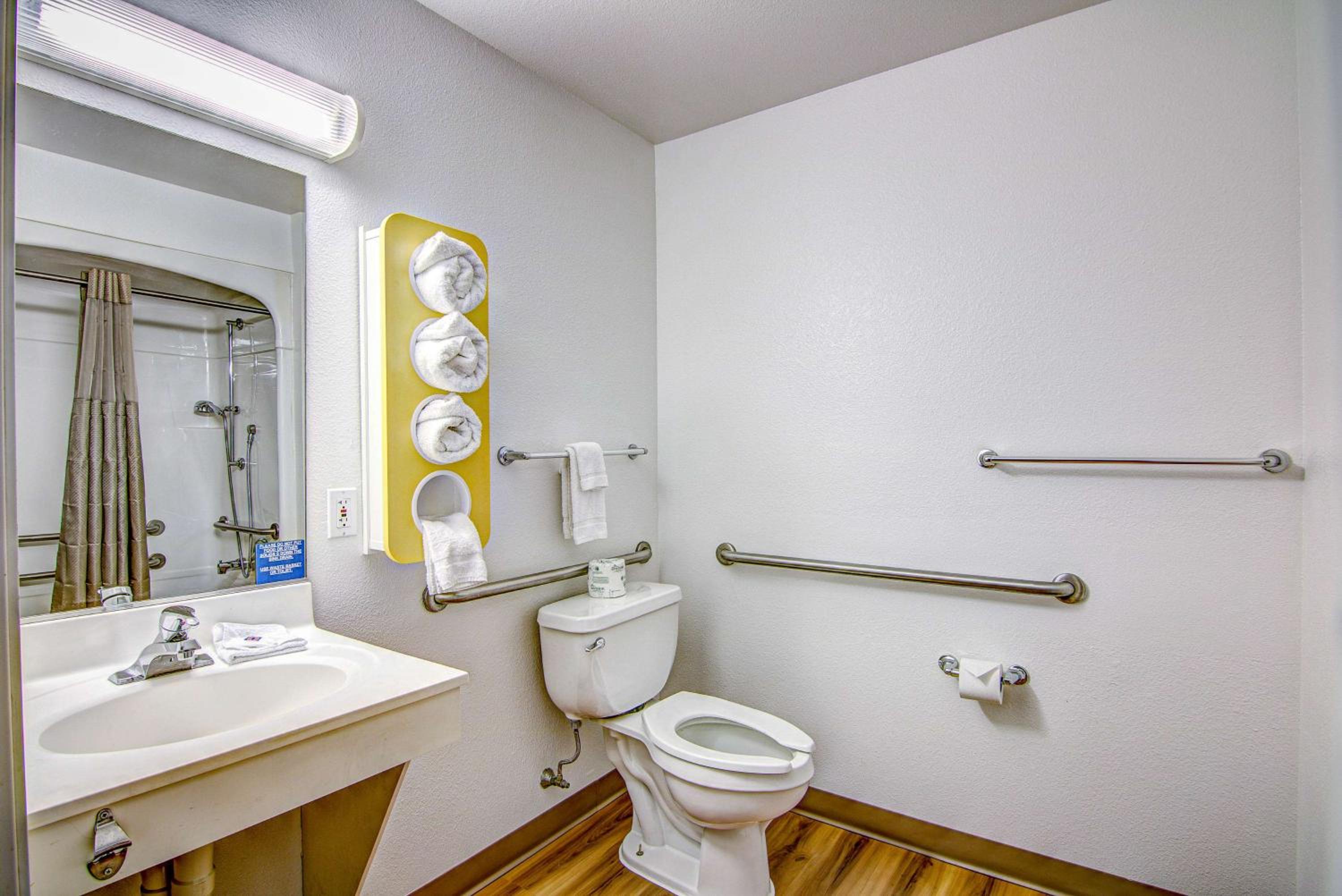Queen Room - Disability Access - Non-Smoking photo 3