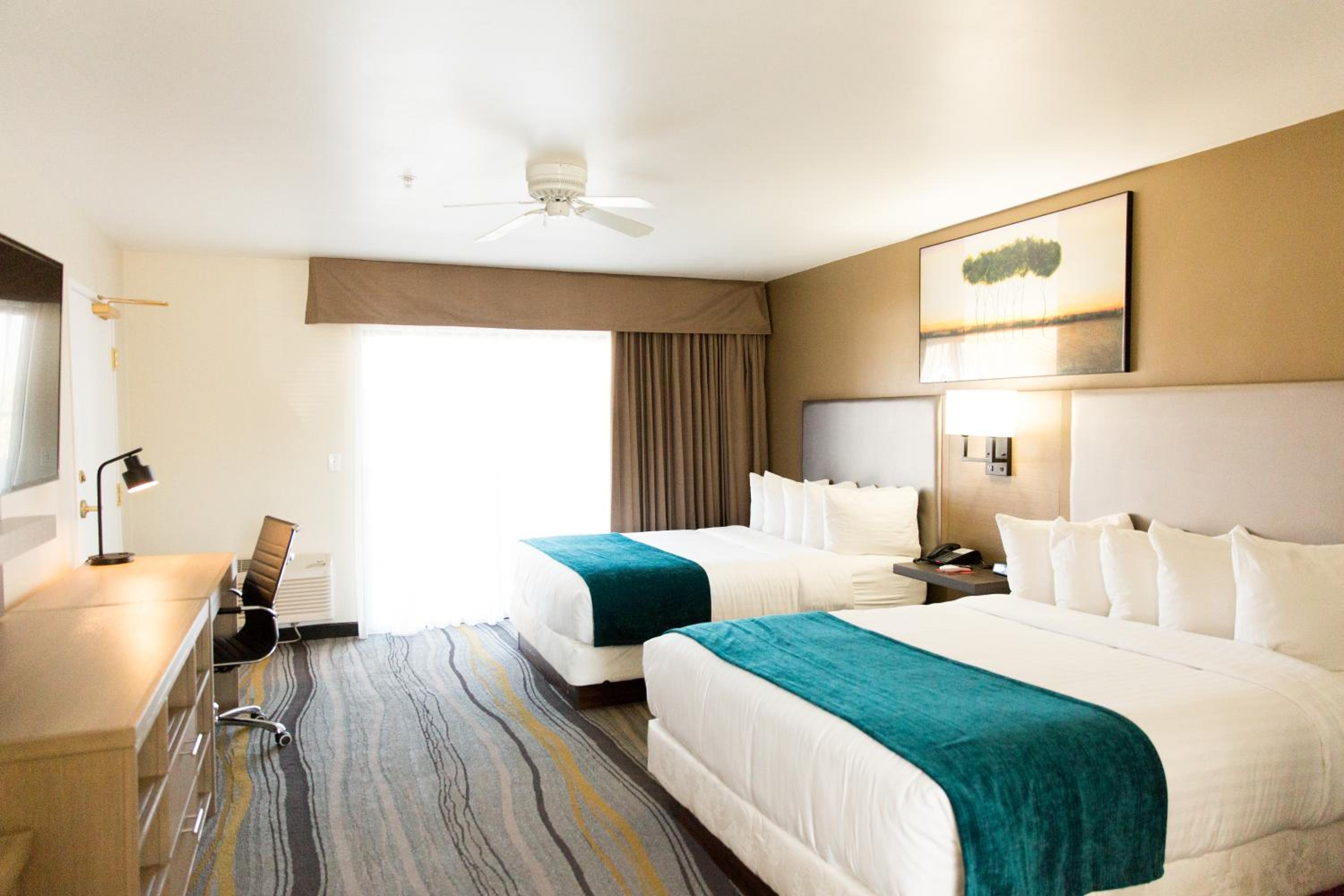 Queen Room with Two Queen Beds photo 1
