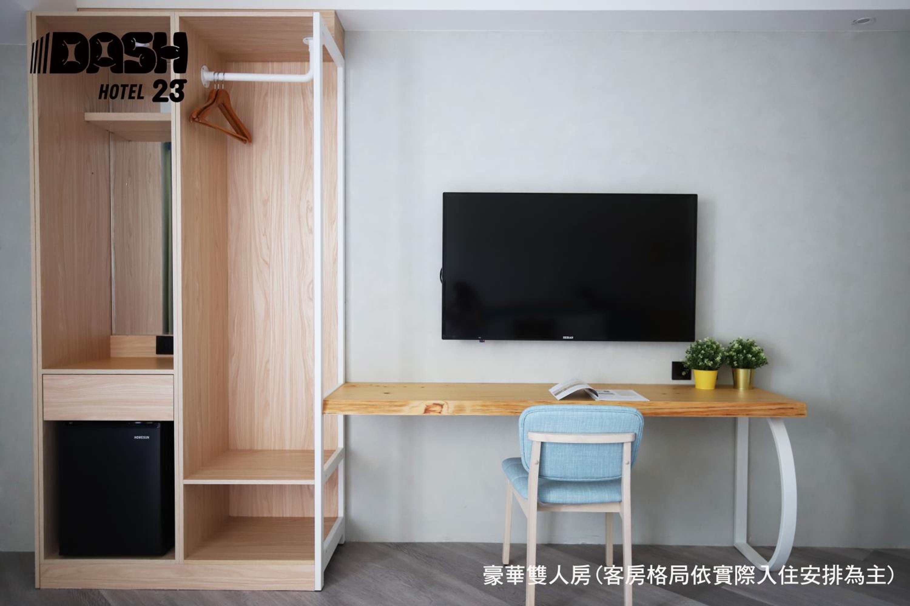 Deluxe Double Room with Balcony - Photo 14