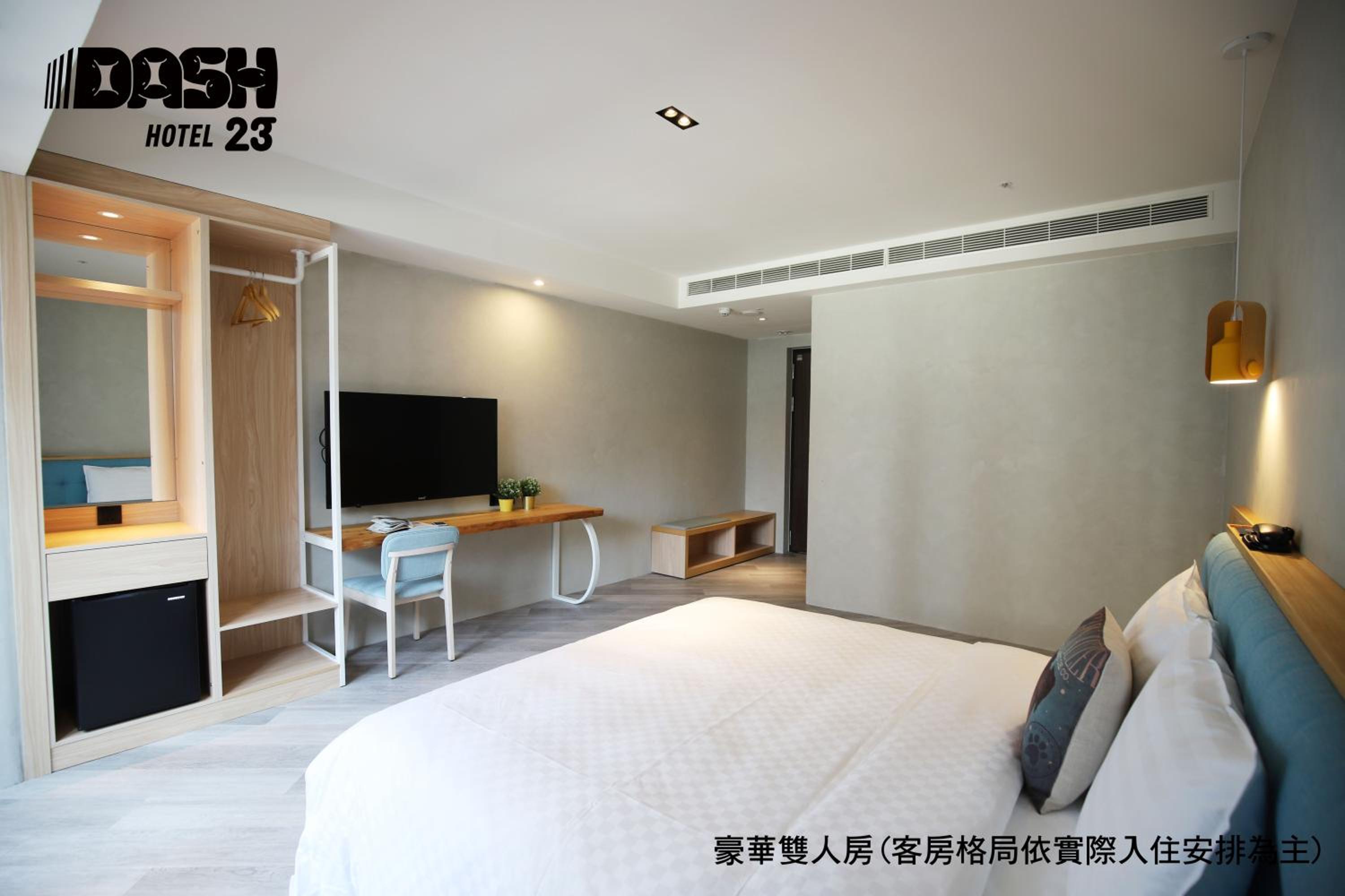 Deluxe Double Room with Balcony - Photo 16