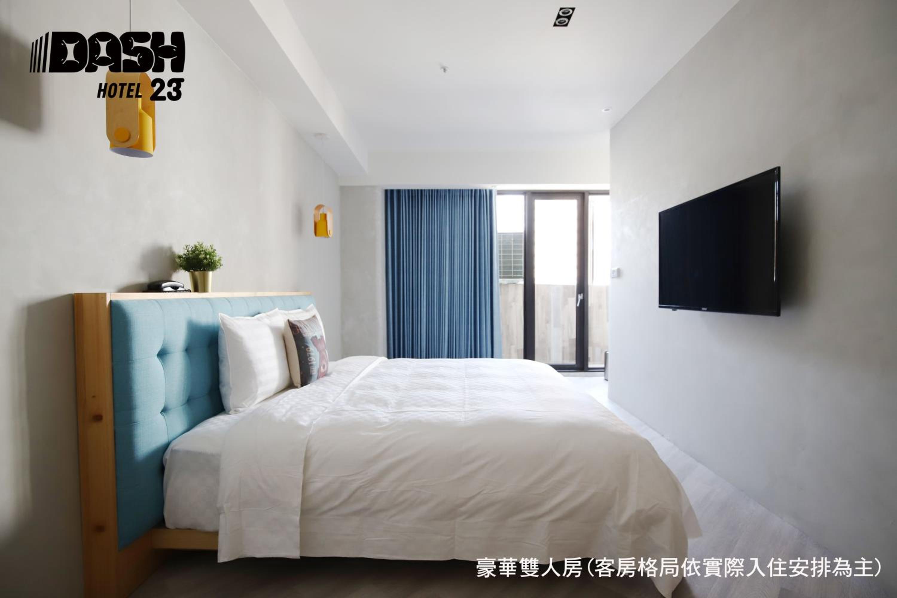 Deluxe Double Room with Balcony - Photo 13