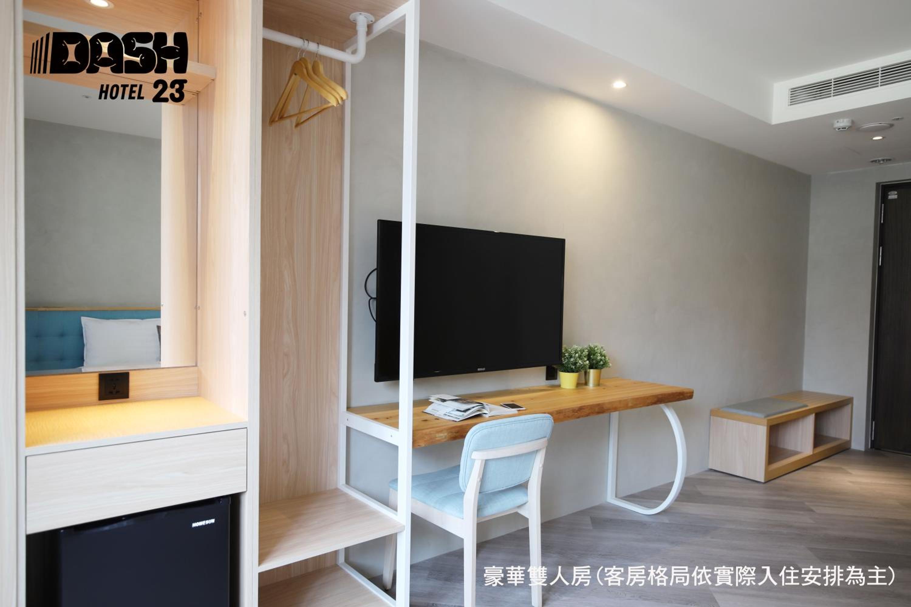 Deluxe Double Room with Balcony - Photo 10