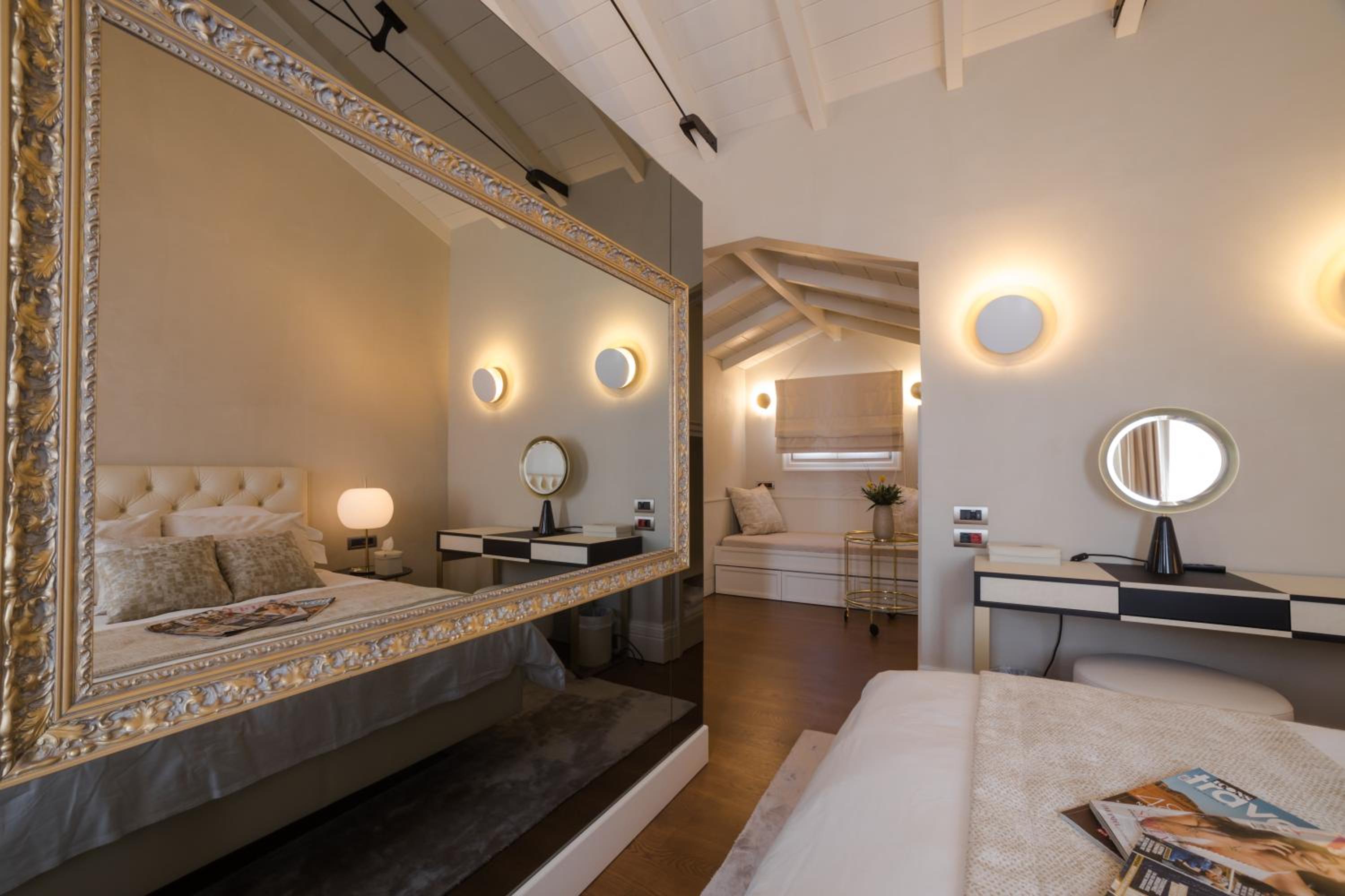 Deluxe Queen Suite - Photo 8
