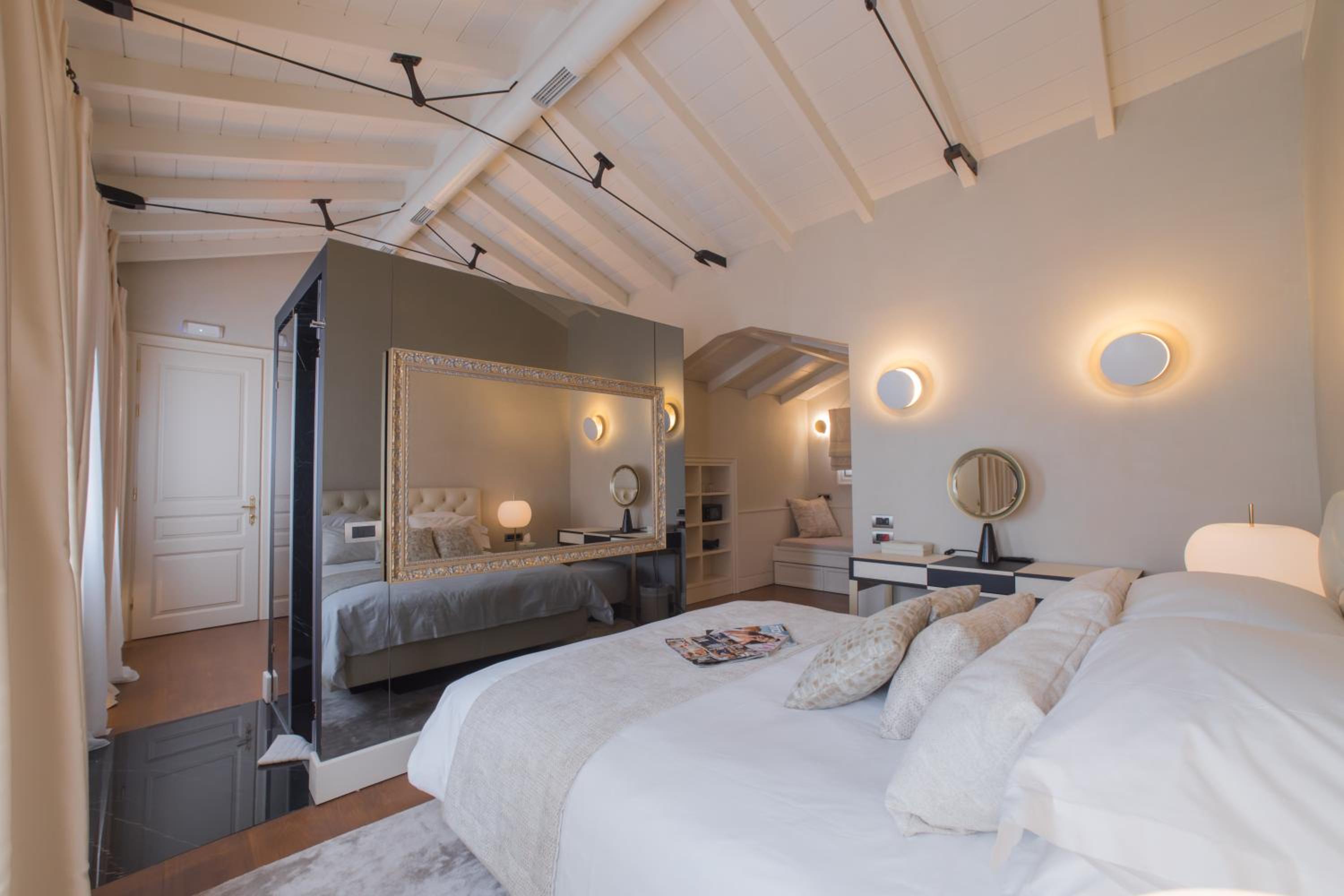 Deluxe Queen Suite - Photo 3