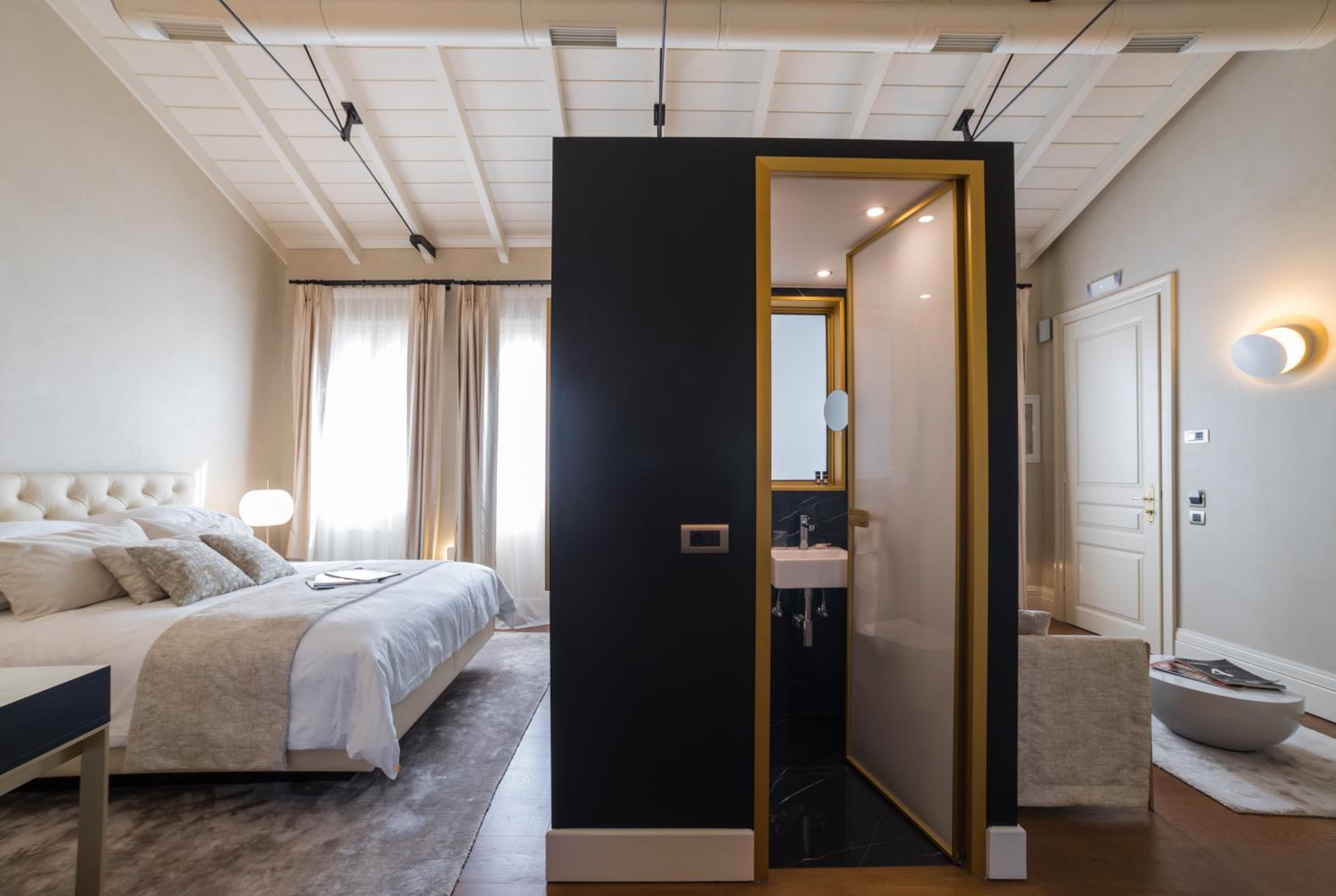 Deluxe Queen Suite - Photo 9