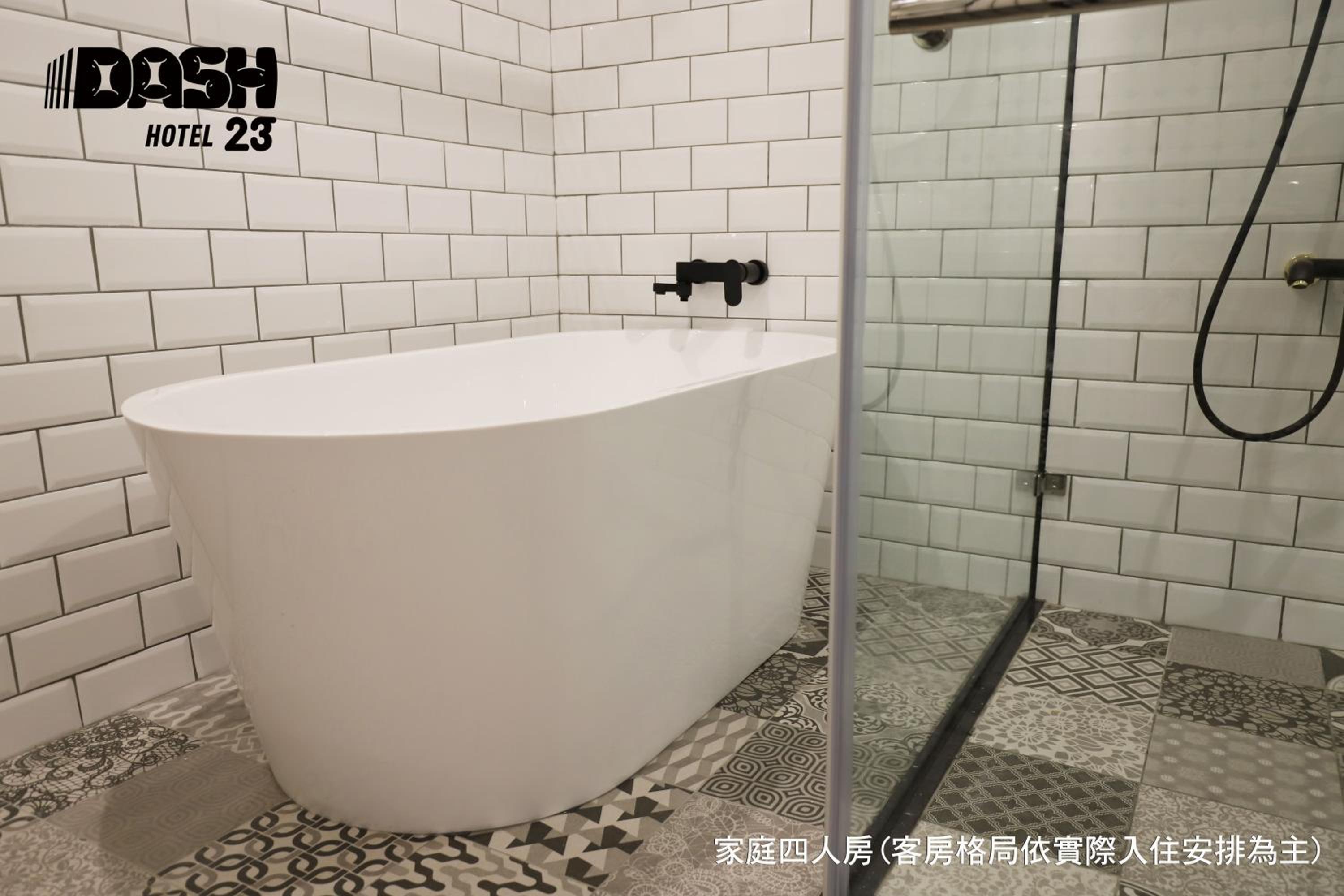 Deluxe Quadruple Room with Bathtub - Photo 22