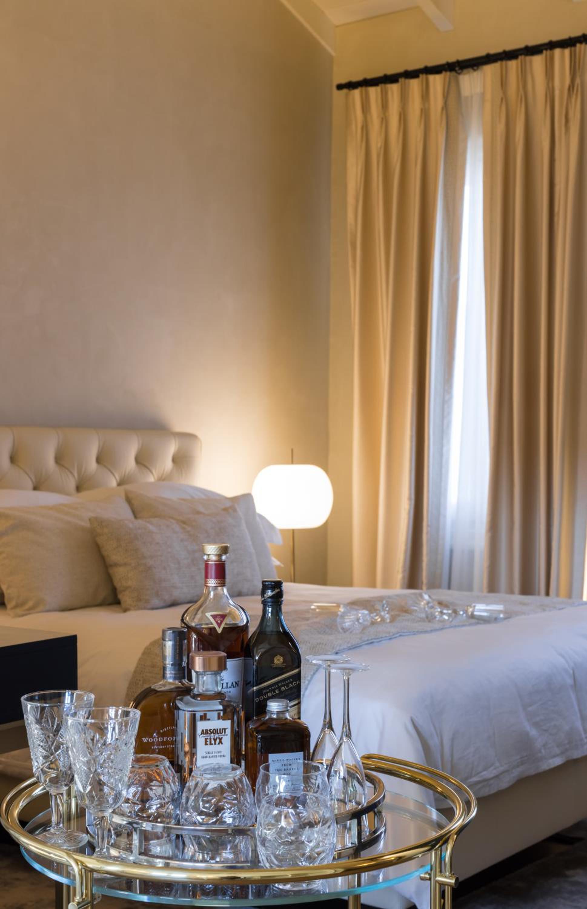 Deluxe Queen Suite - Photo 10