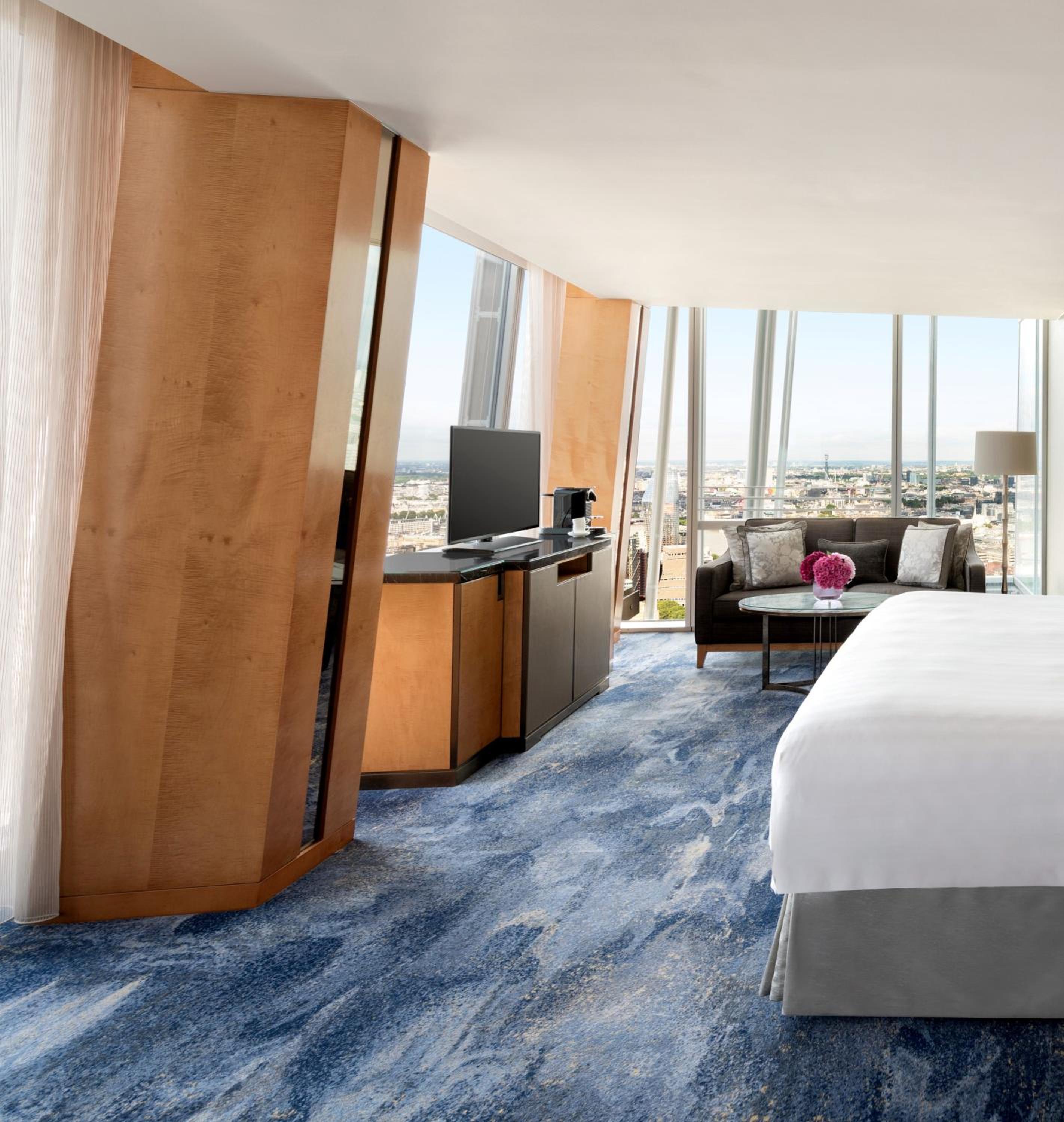 Deluxe King Room with City View