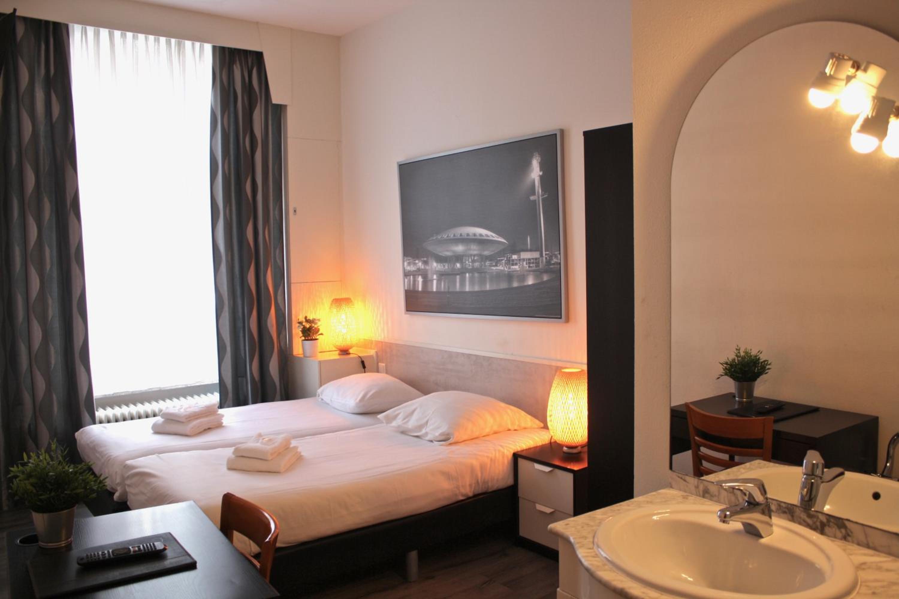 Standard Double or Twin Room - Photo 7