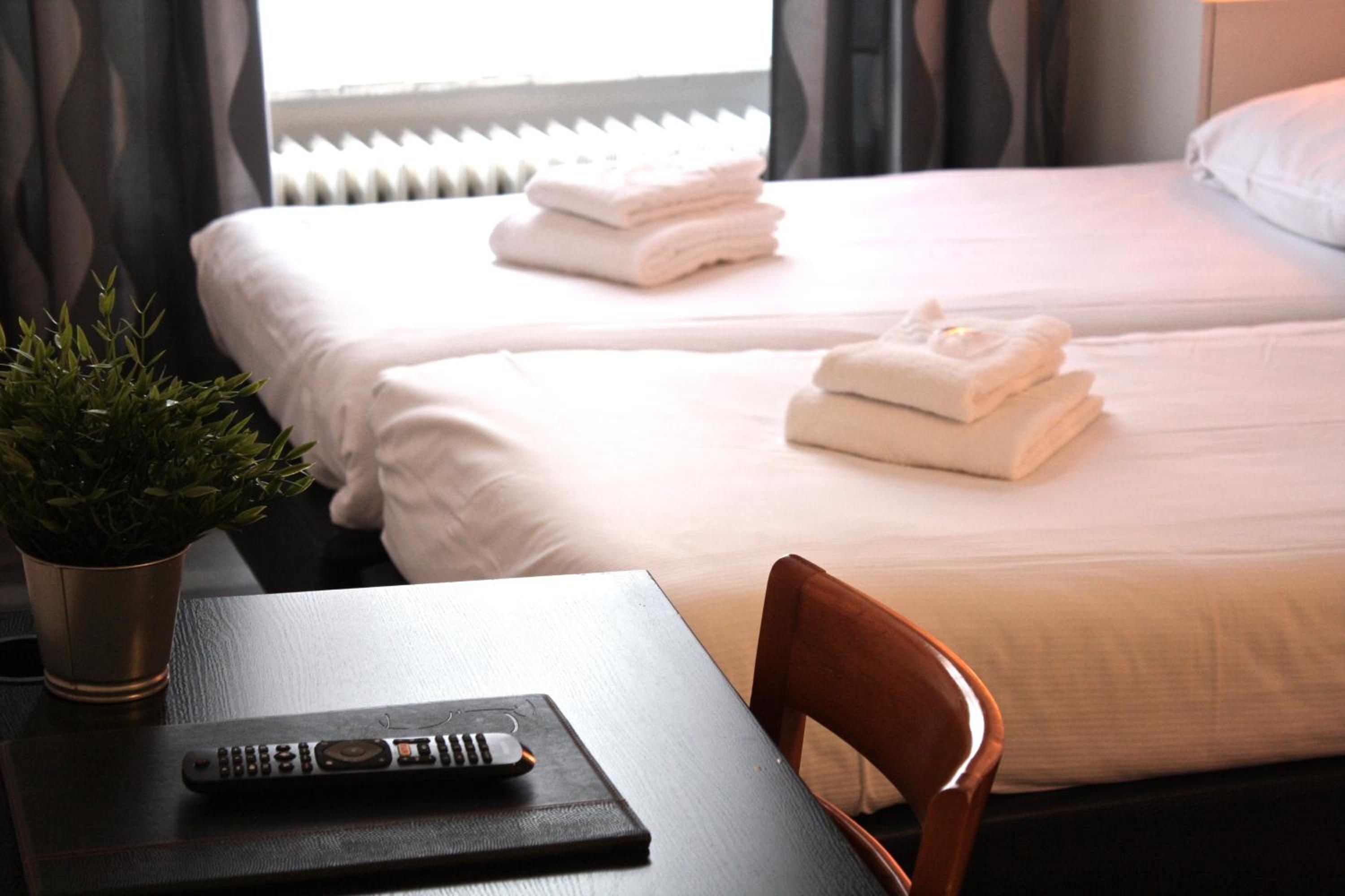 Standard Double or Twin Room - Photo 8