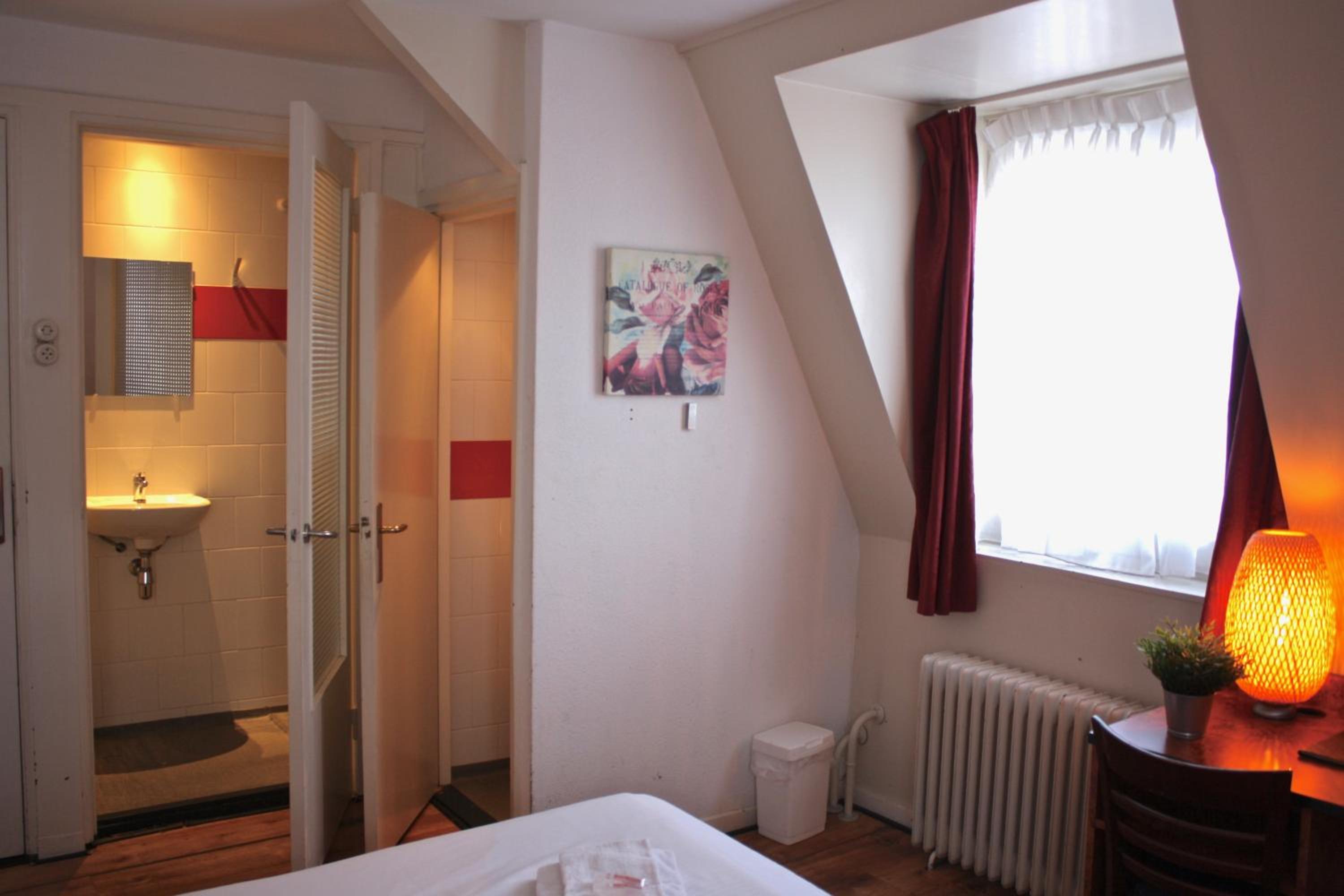 Standard Double or Twin Room - Photo 9