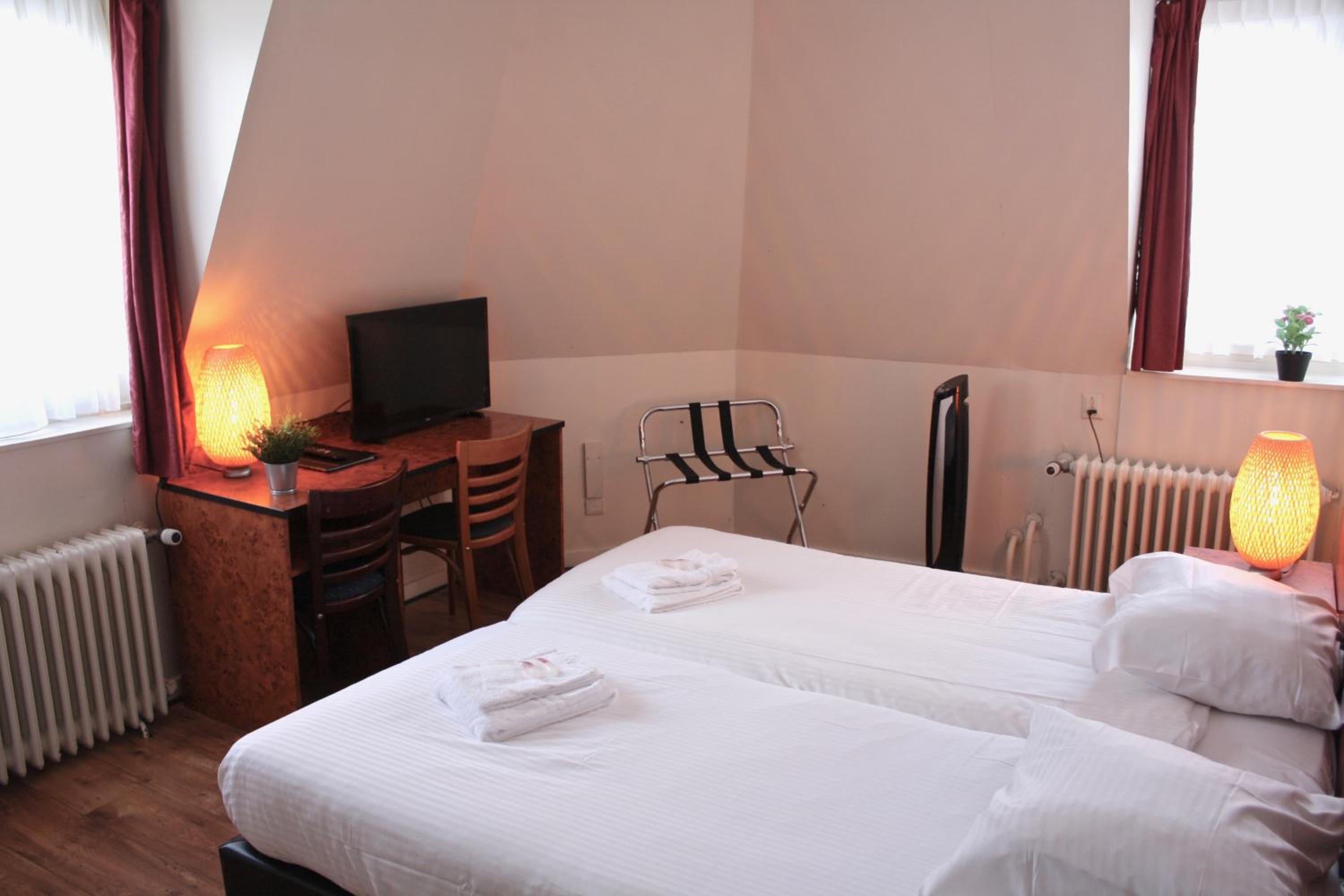 Standard Double or Twin Room - Photo 10