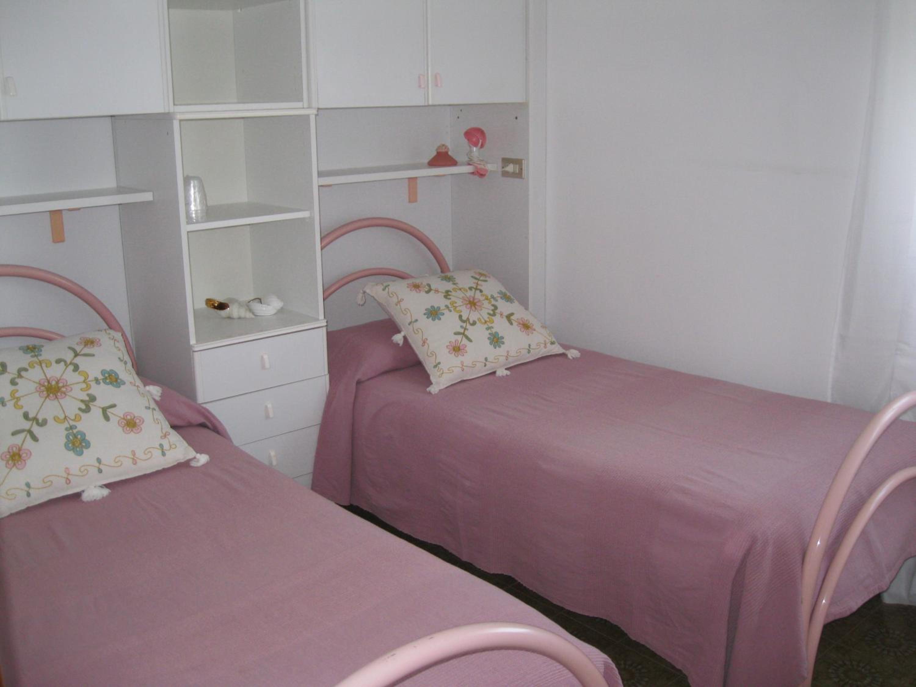 Three Connecting Rooms (6 Adults) photo 3