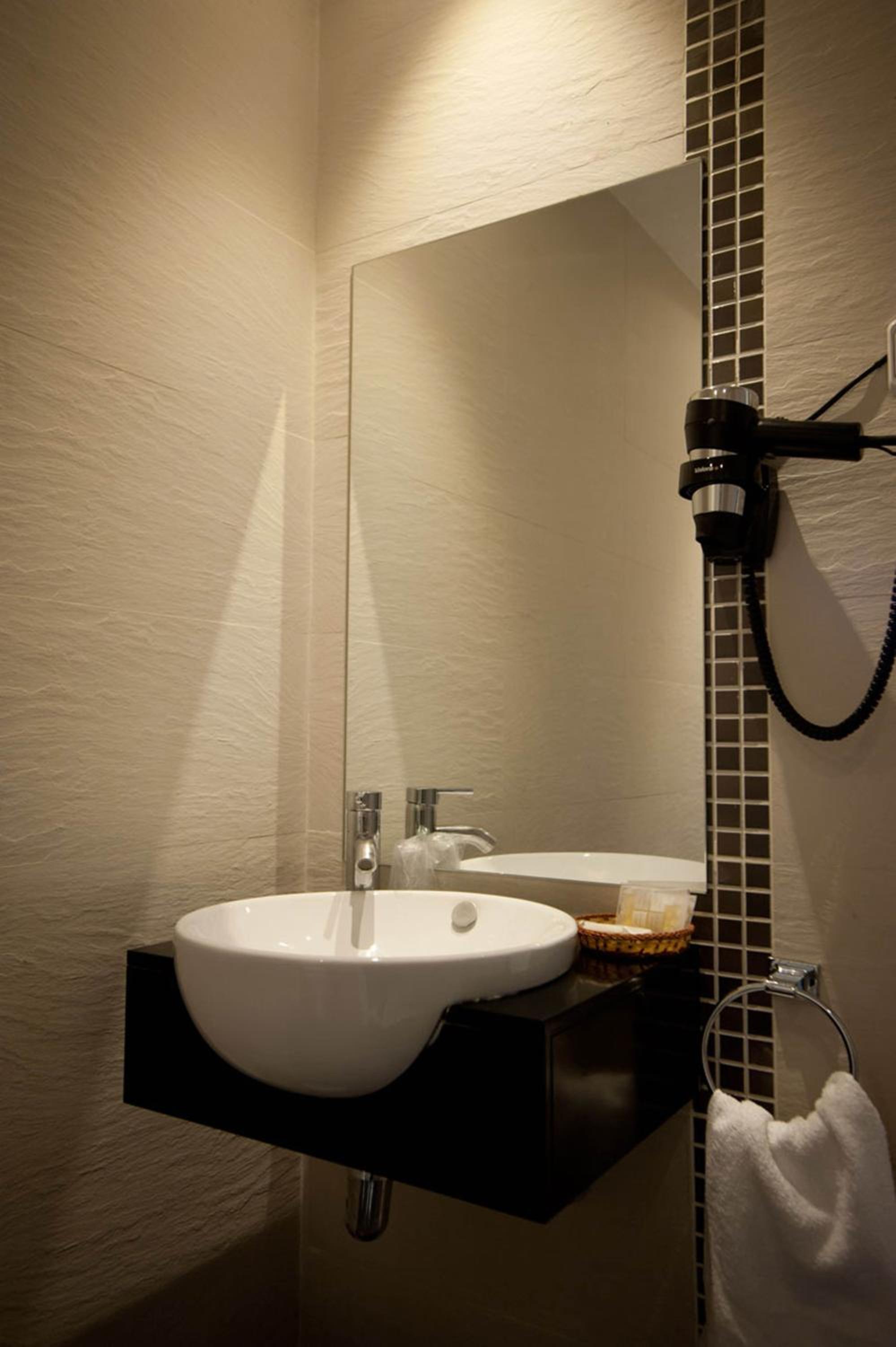 Double or Twin Room with Shared Bathroom photo 2