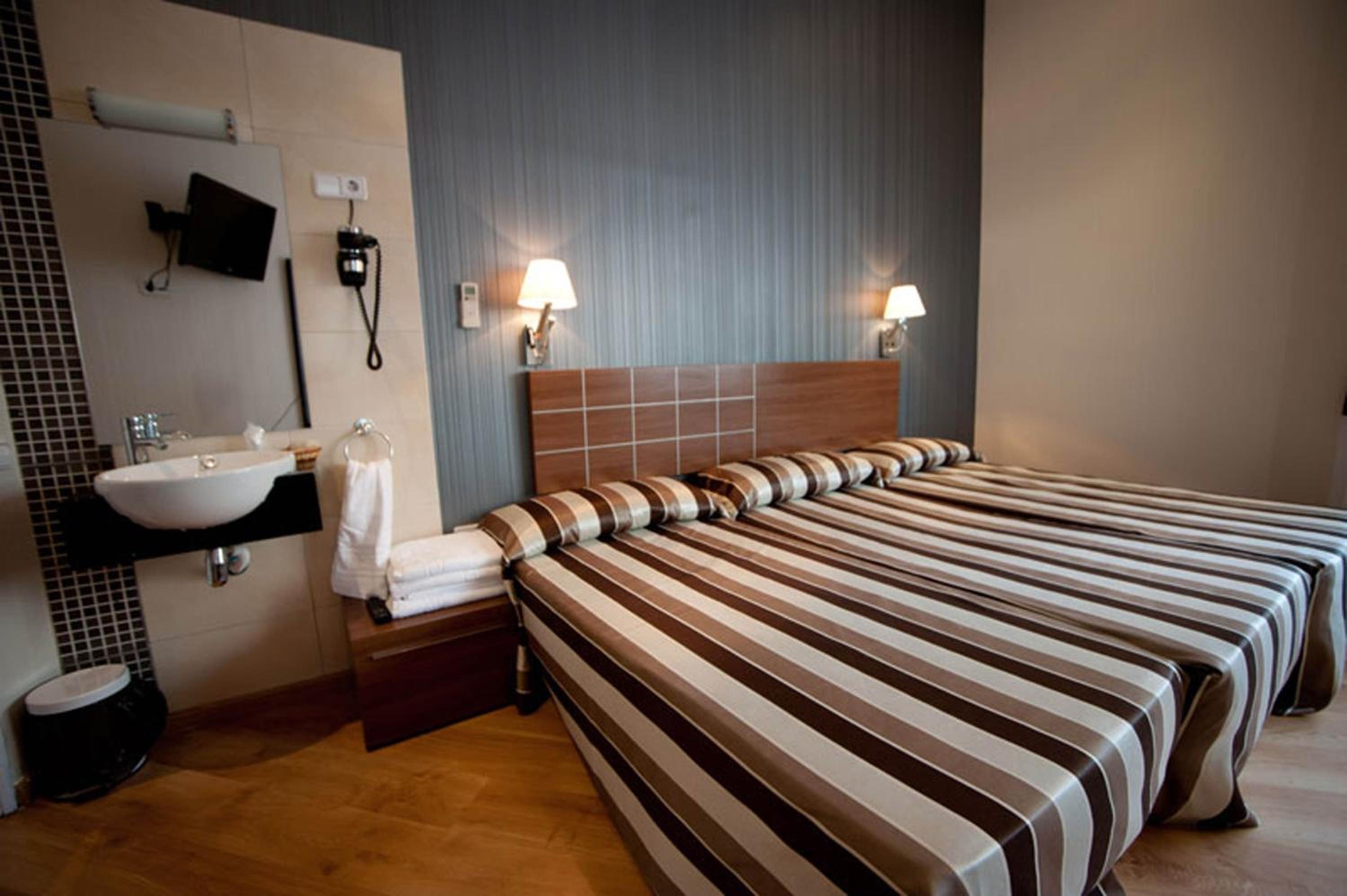 Habitación Doble con Baño Compartido y Cama Extra