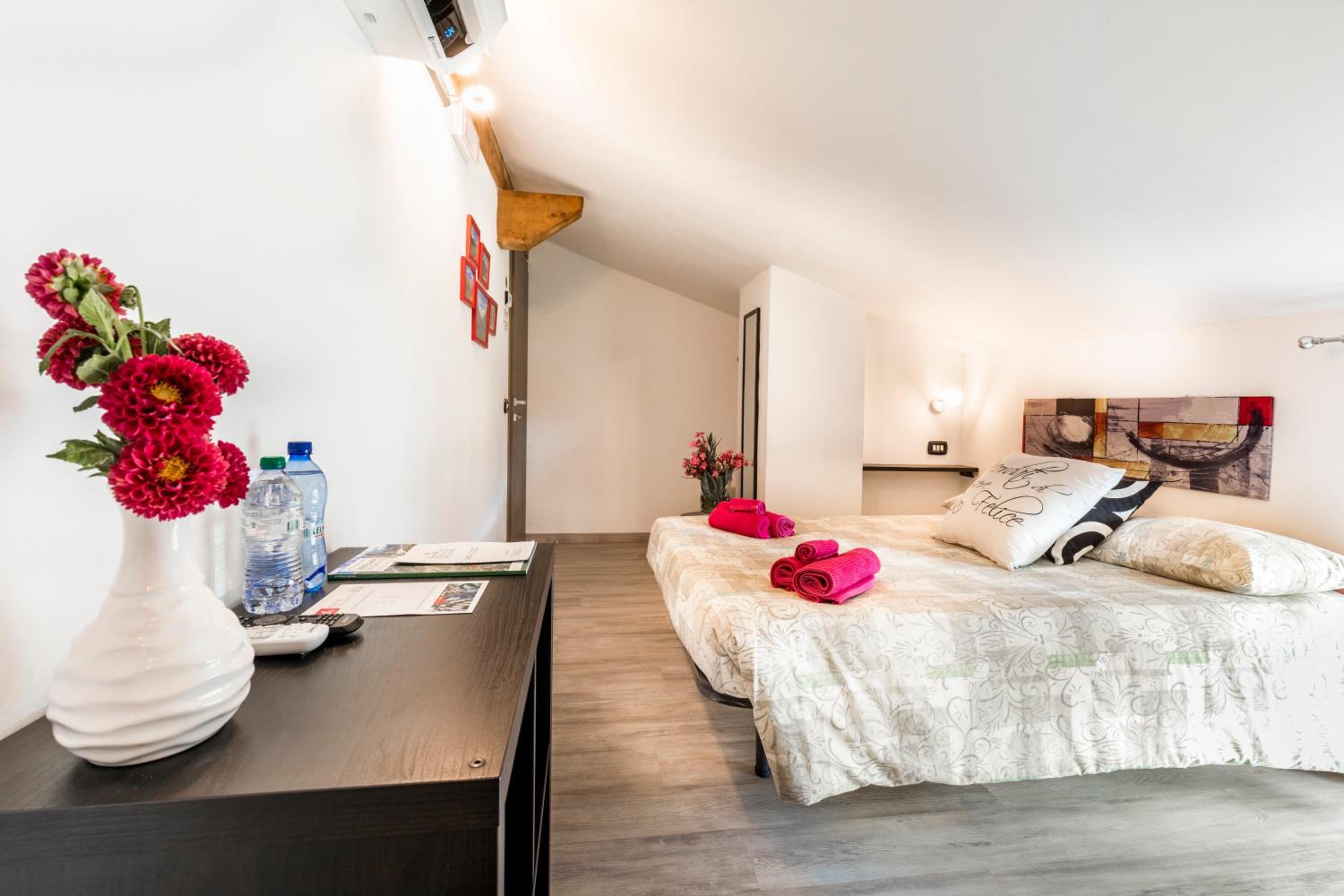 Small Double Room - Photo 4