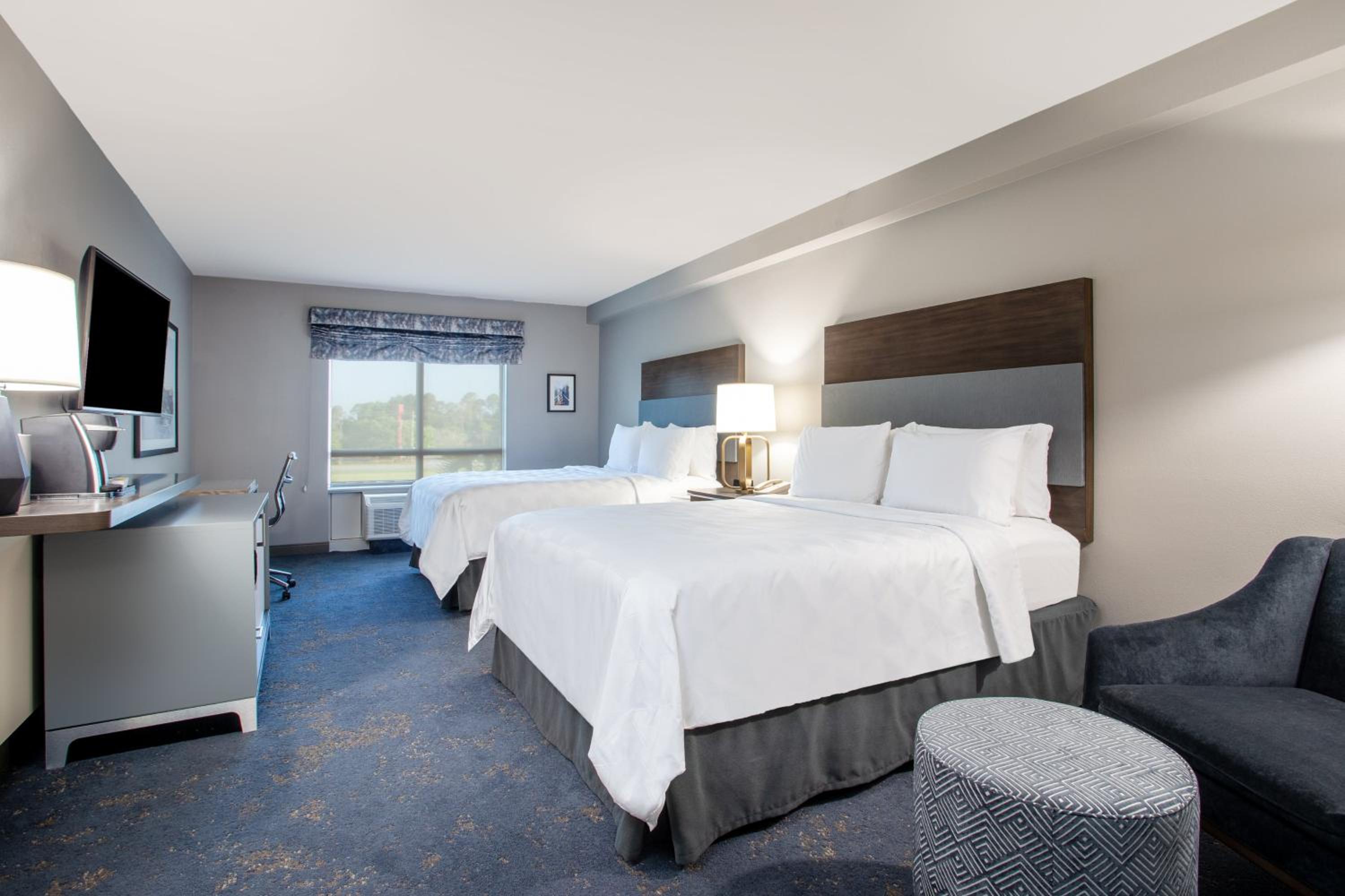 Standard Room with Two Queen Beds - Communications Accessible Tub - Photo 3