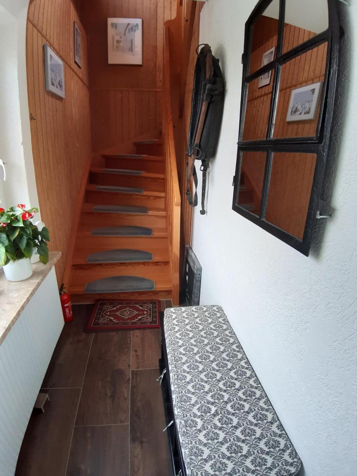 One-Bedroom Apartment - Photo 3