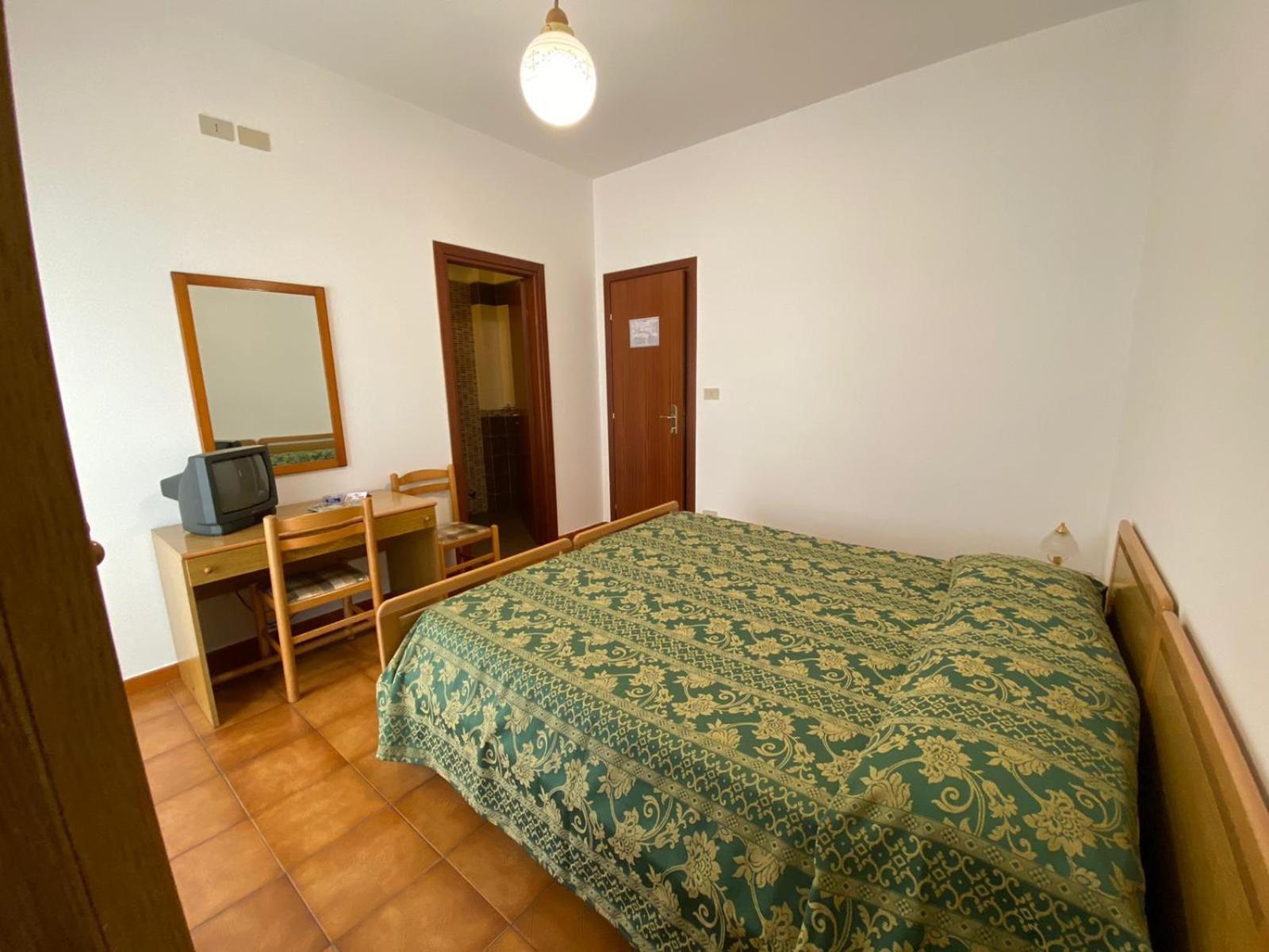 Double or Twin Room with Pool View photo 3