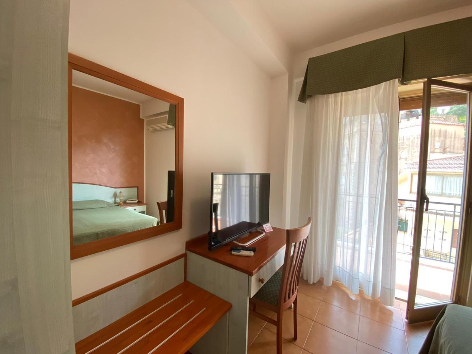 Habitación doble o twin con vista lateral al mar