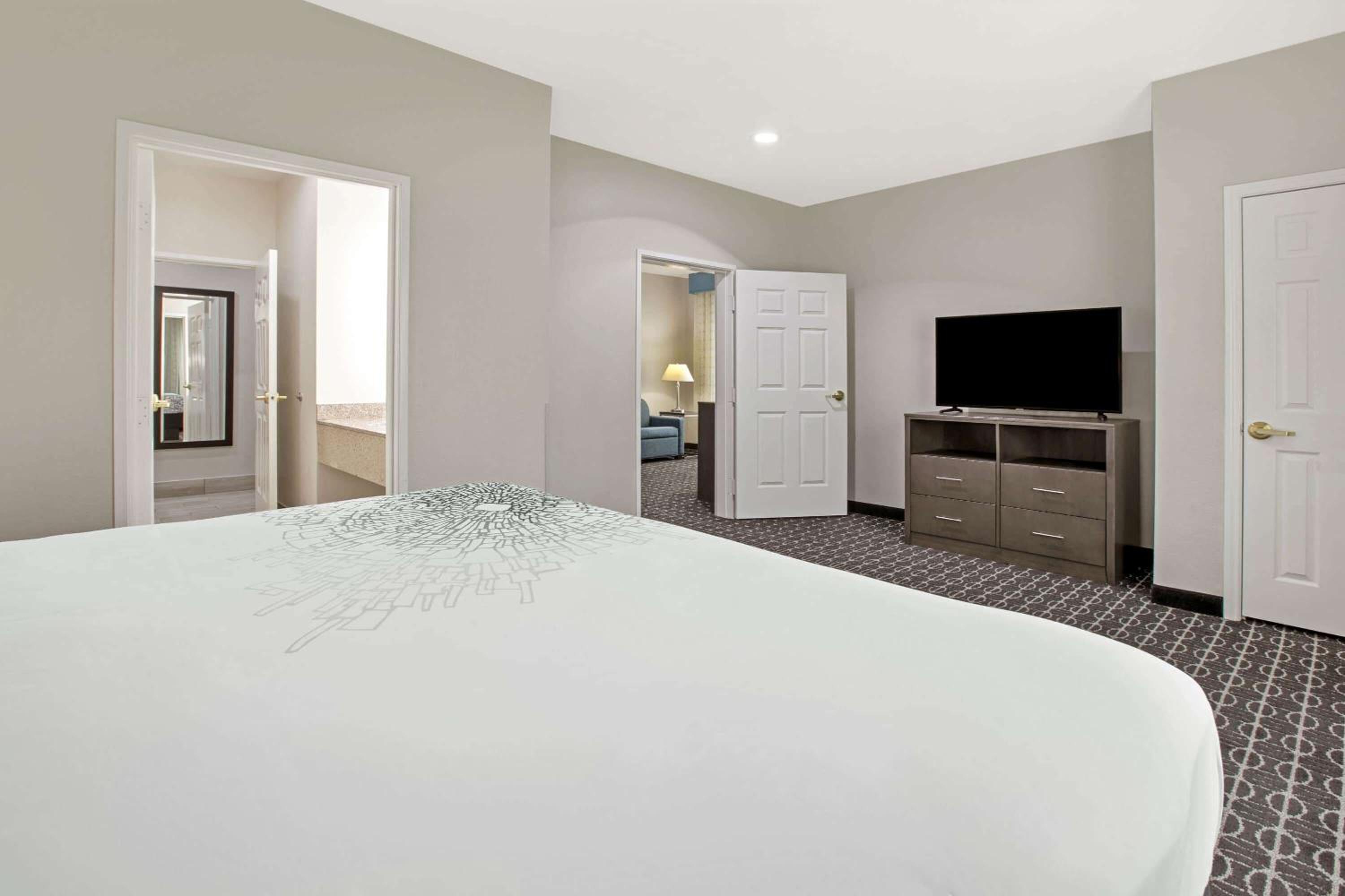 Deluxe Family Suite - Non-Smoking - Photo 6