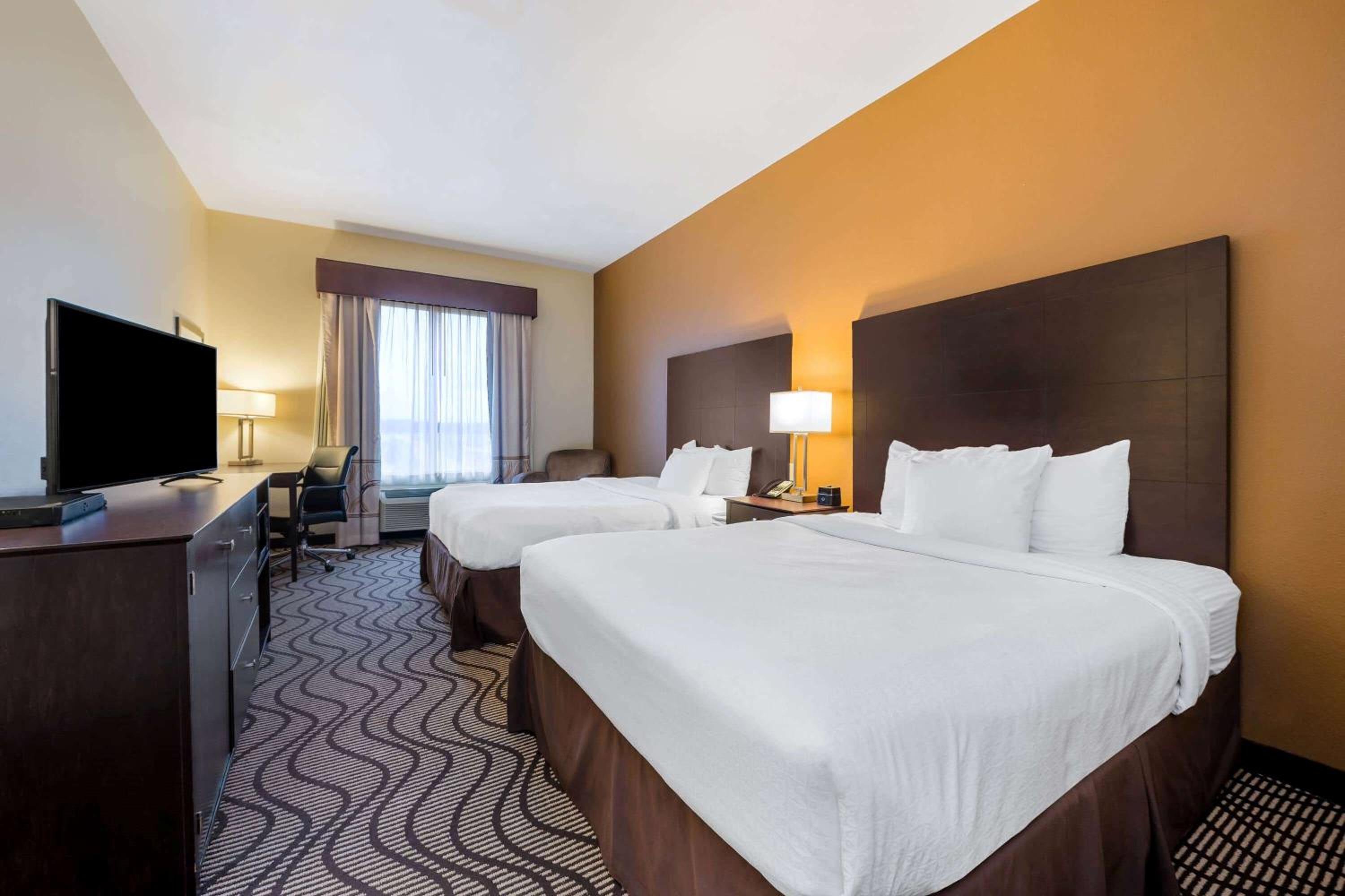 Queen Room with Two Queen Beds and Bath Tub - Mobility Accessible/Non-Smoking - Photo 2