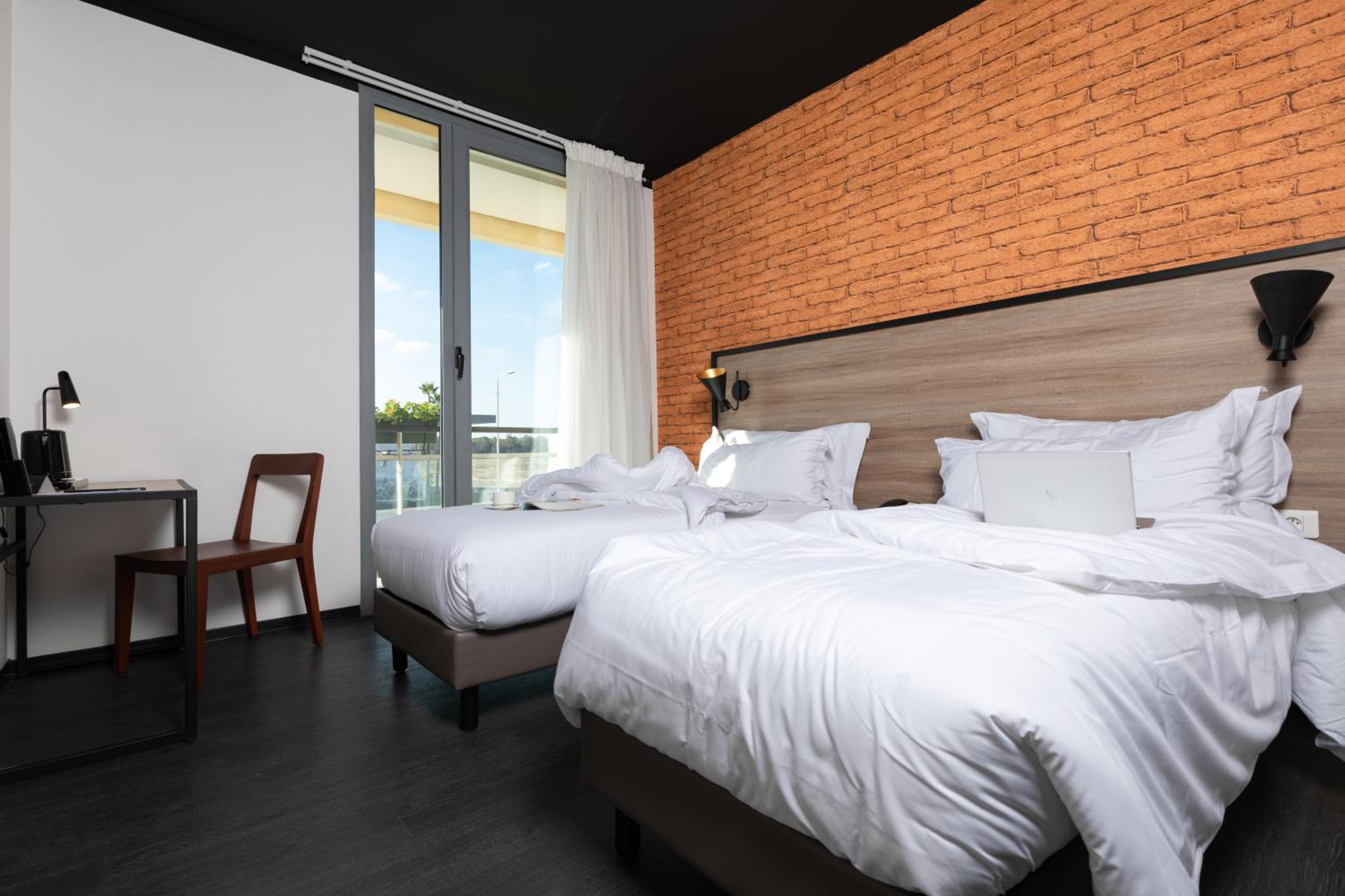 Twin Room with Balcony - Photo 1