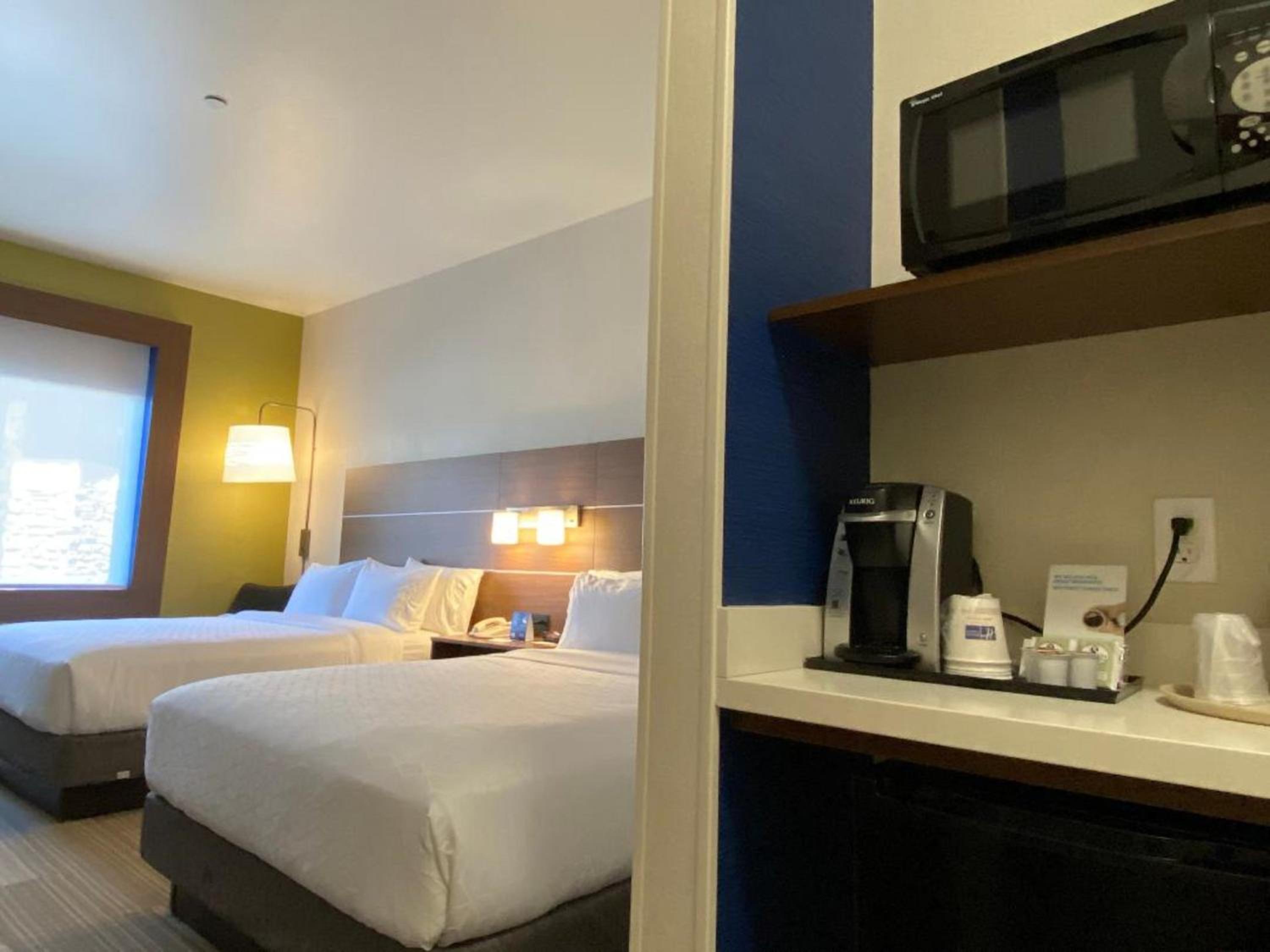Standard Room with Two Queen Beds - Photo 2