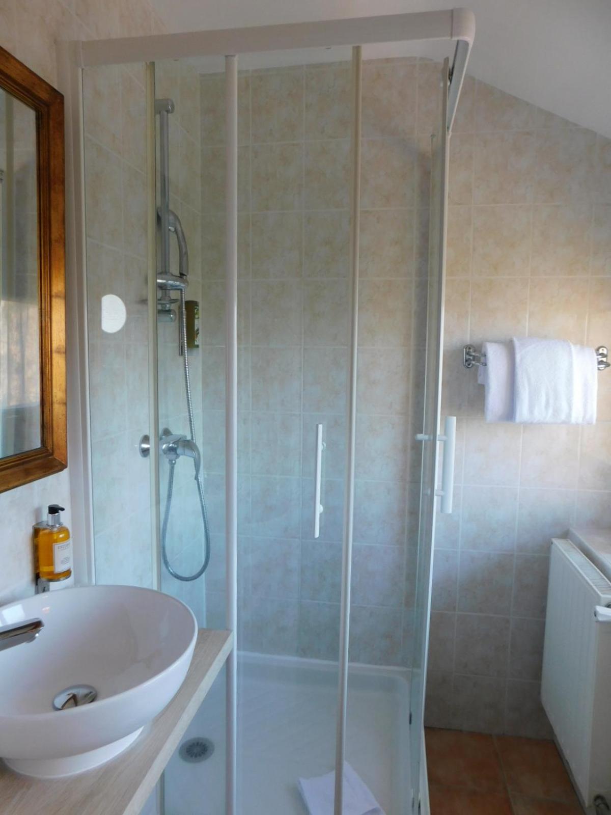 Standard Double Room - Photo 14