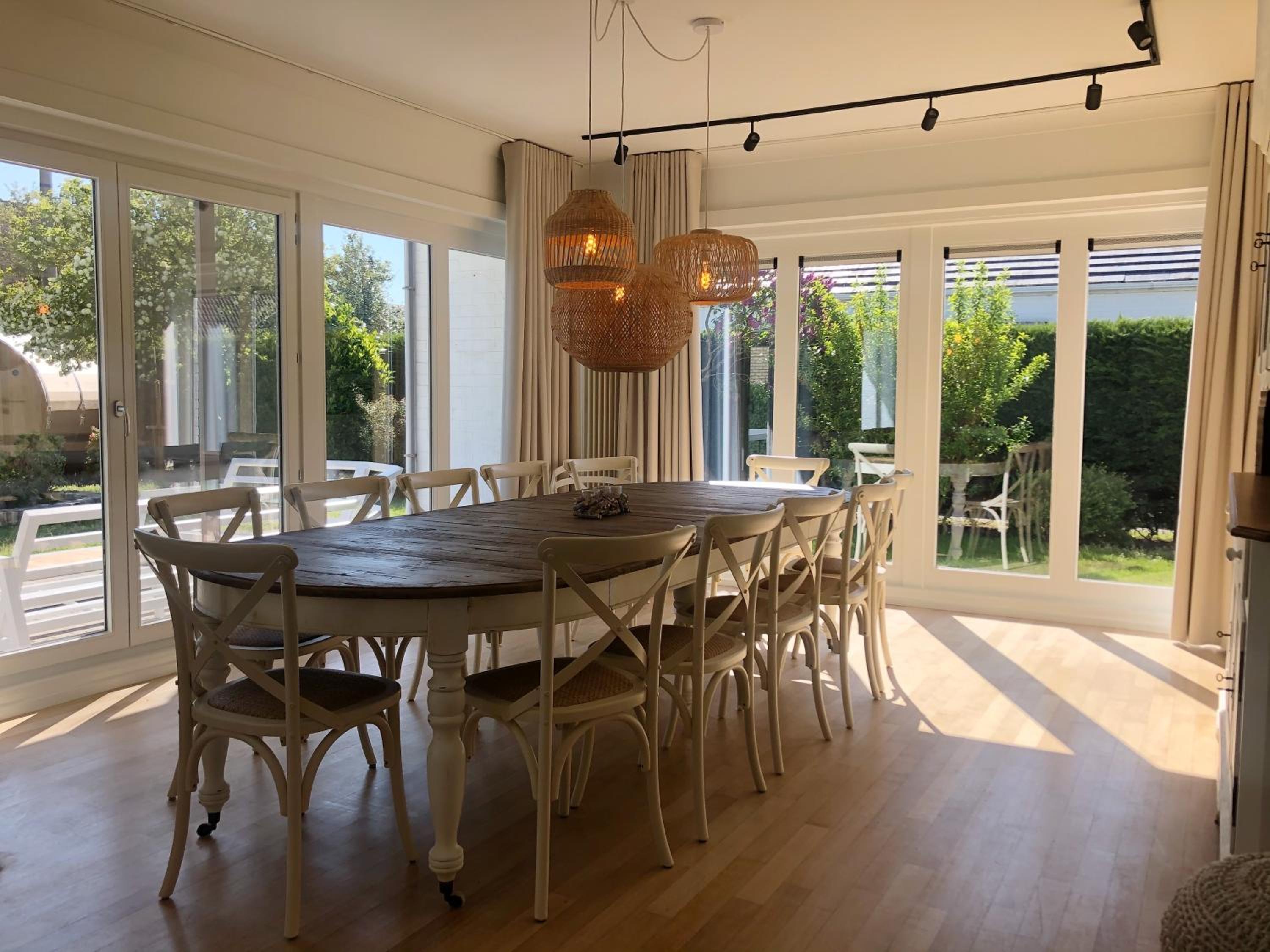 Five-Bedroom House photo 1