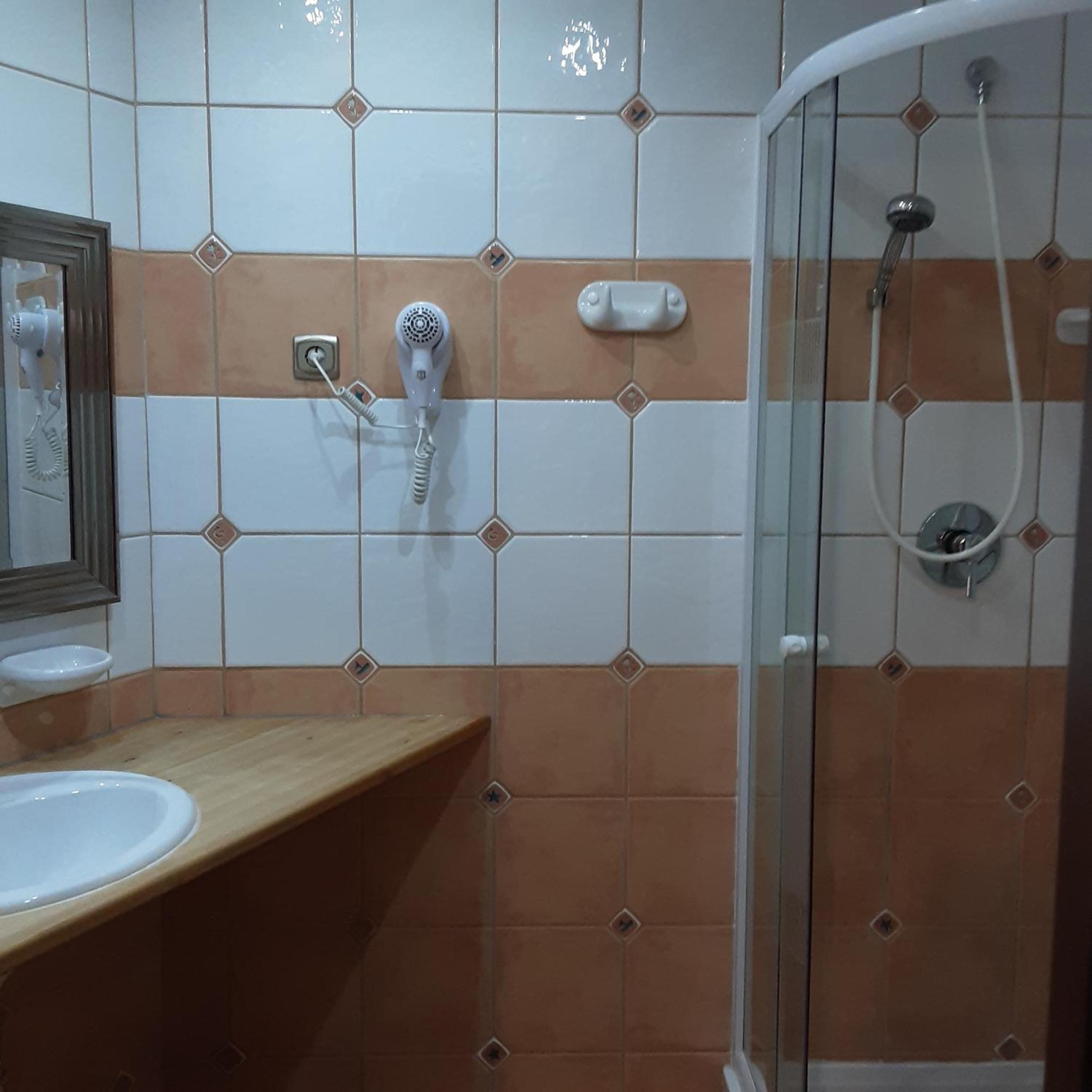 Double or Twin Room with Private Bathroom photo 3