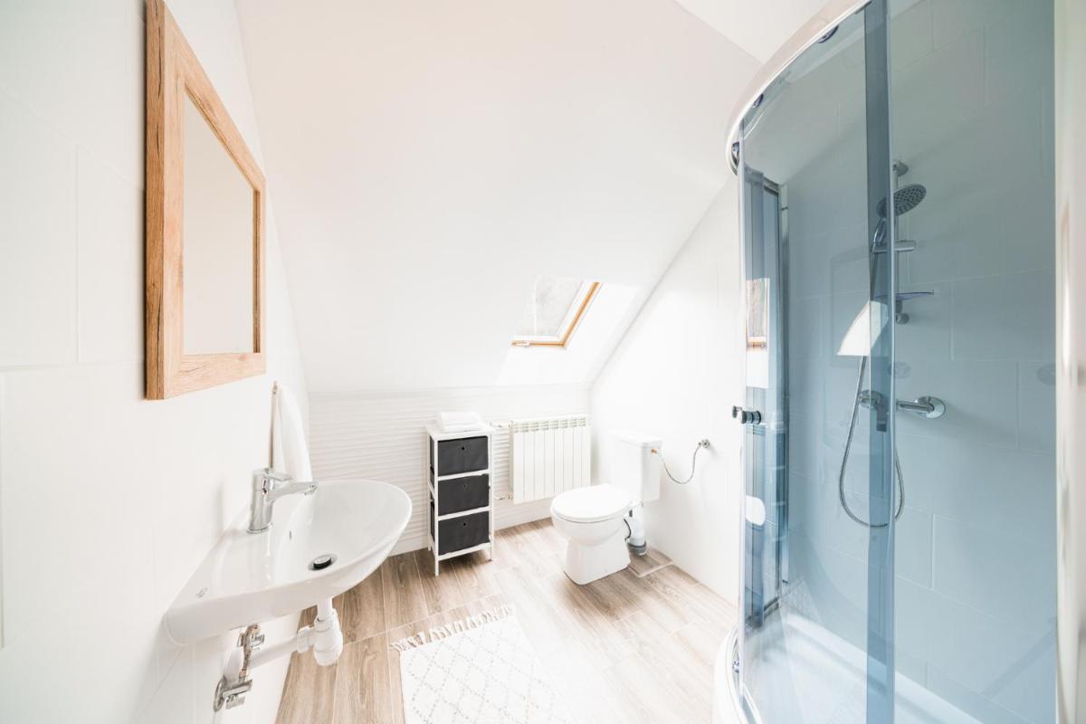 Quadruple Room with Private Bathroom - Photo 3