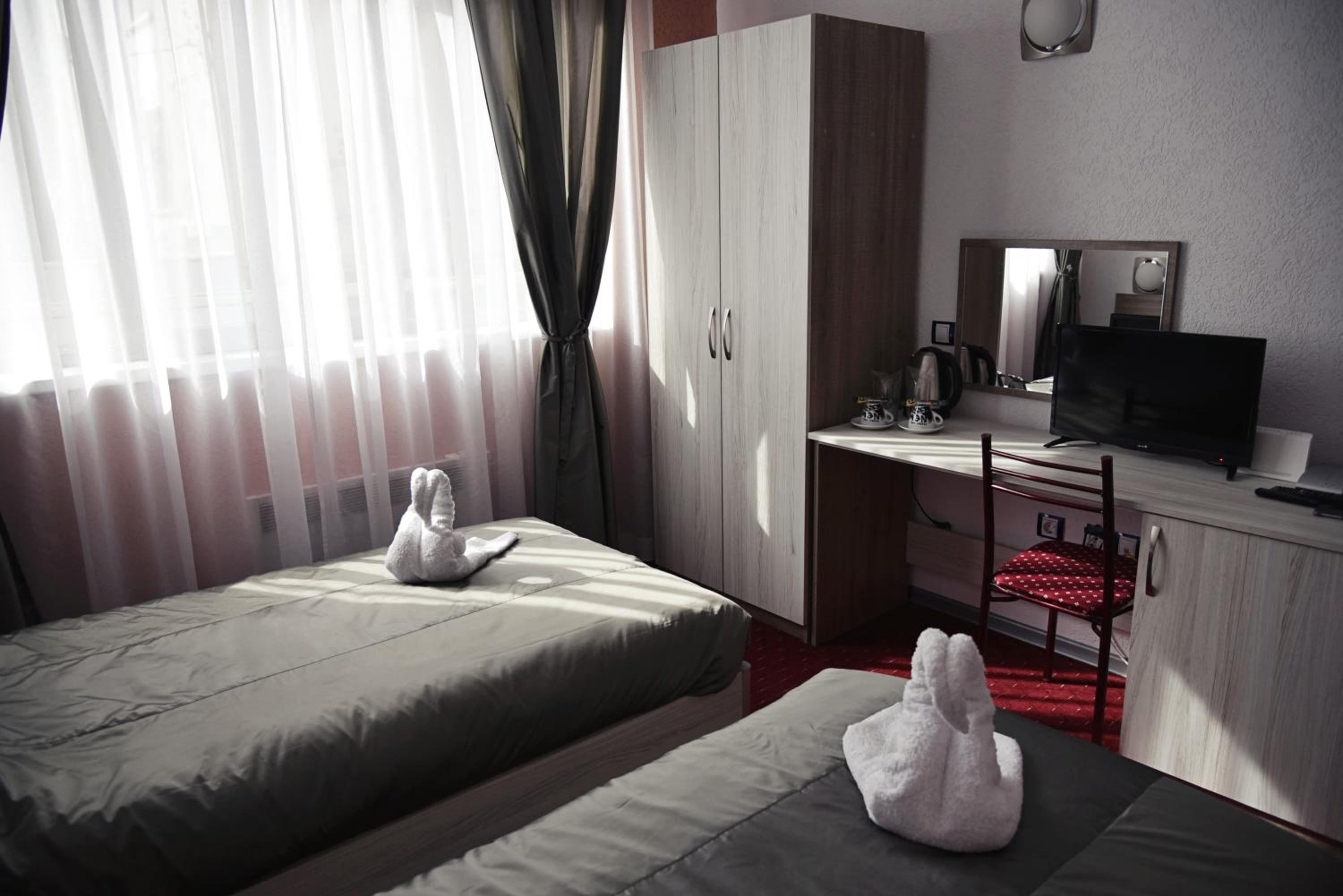 Twin Room - Photo 12