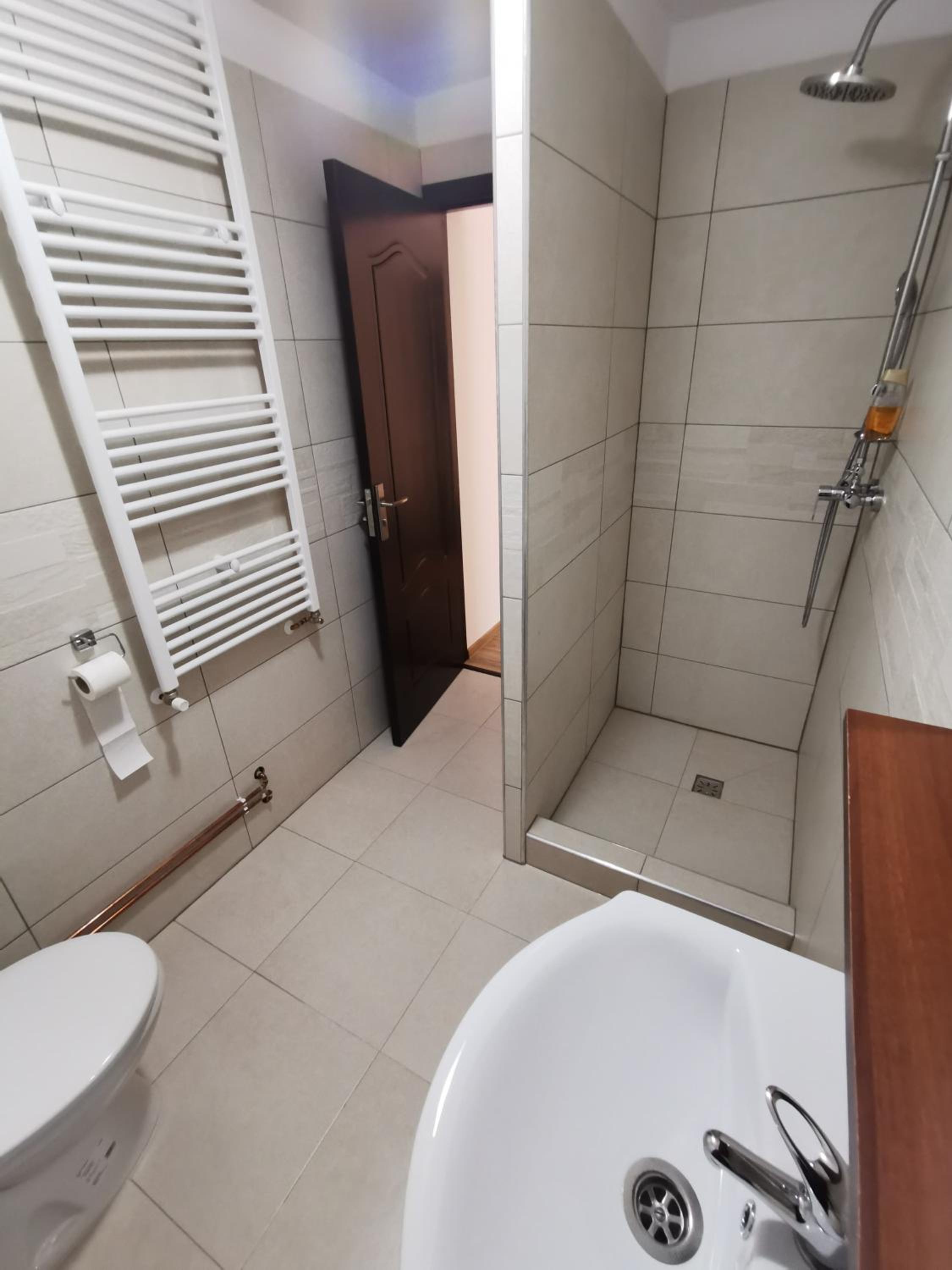Twin Room with Private Bathroom - Photo 2