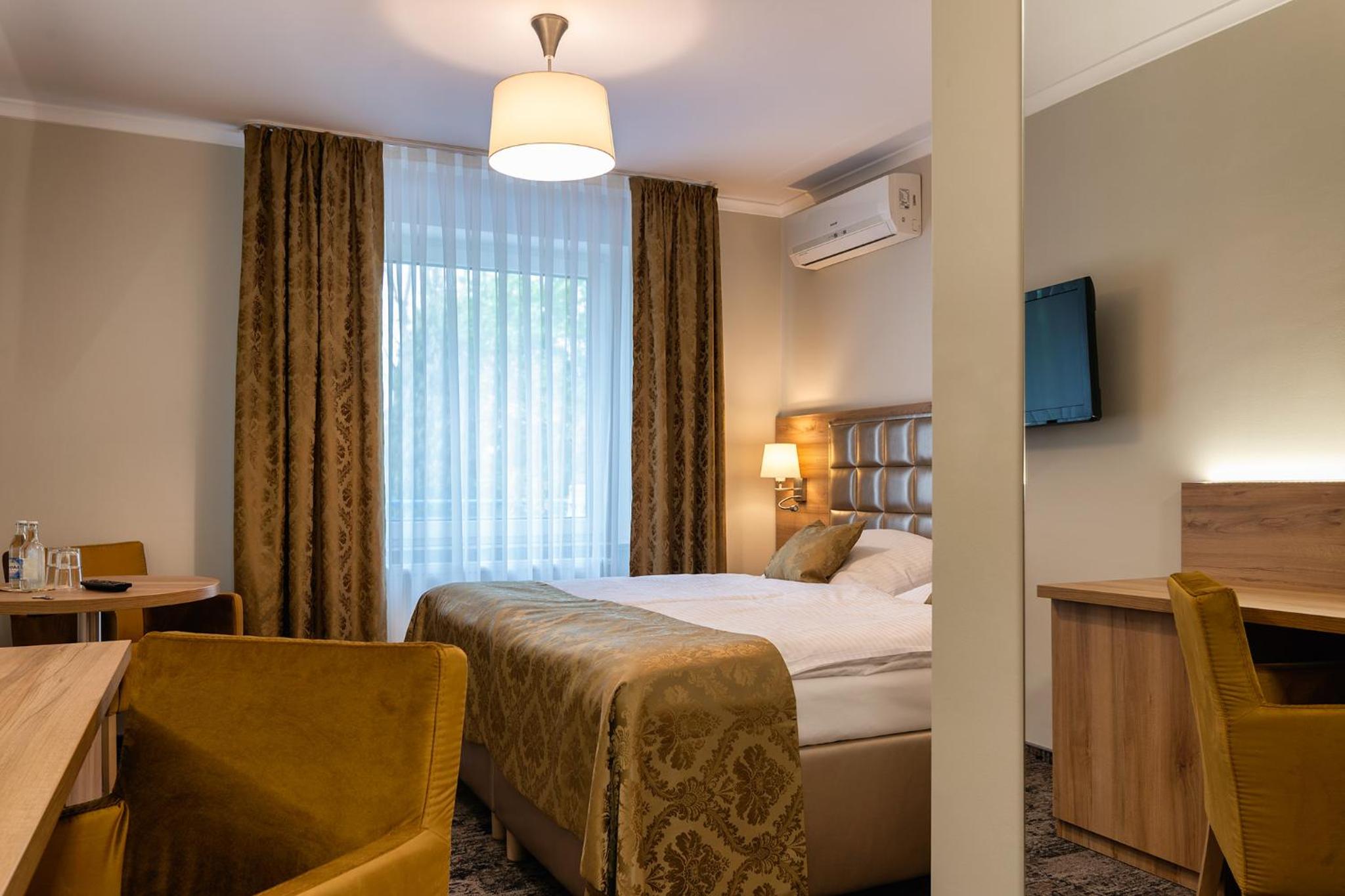Double or Twin Room - Photo 9