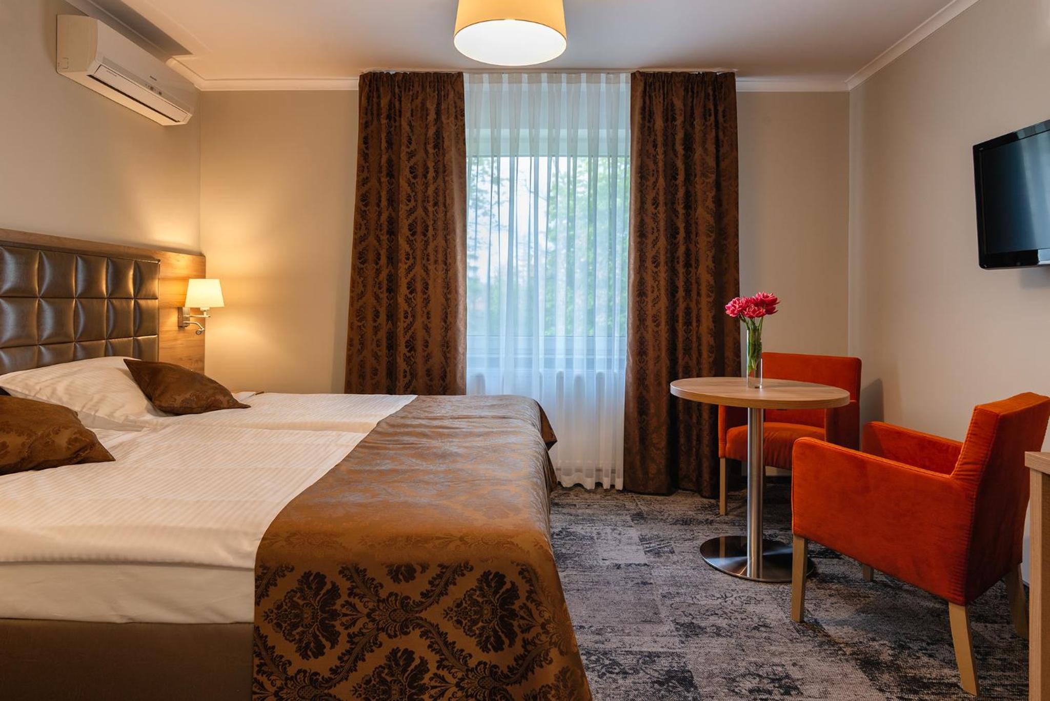 Double or Twin Room - Photo 8
