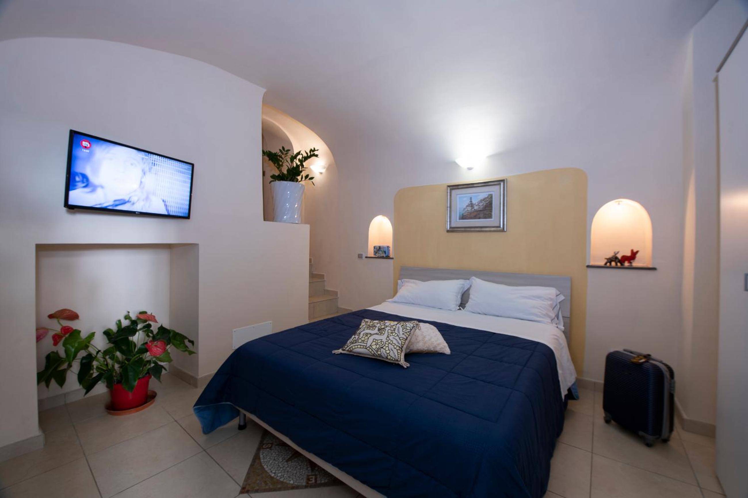 Studio Apartment - Photo 1