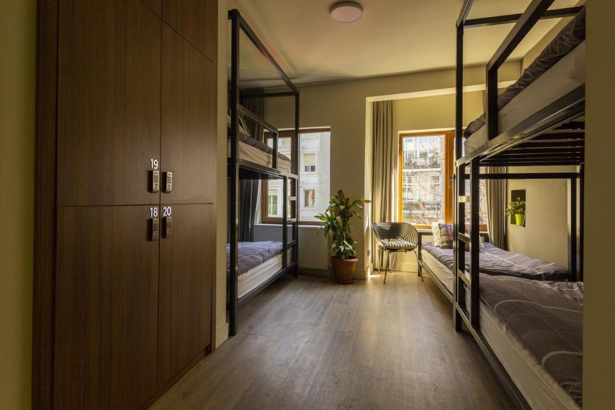 Bed in 6-Bed Mixed Dormitory Room photo 3
