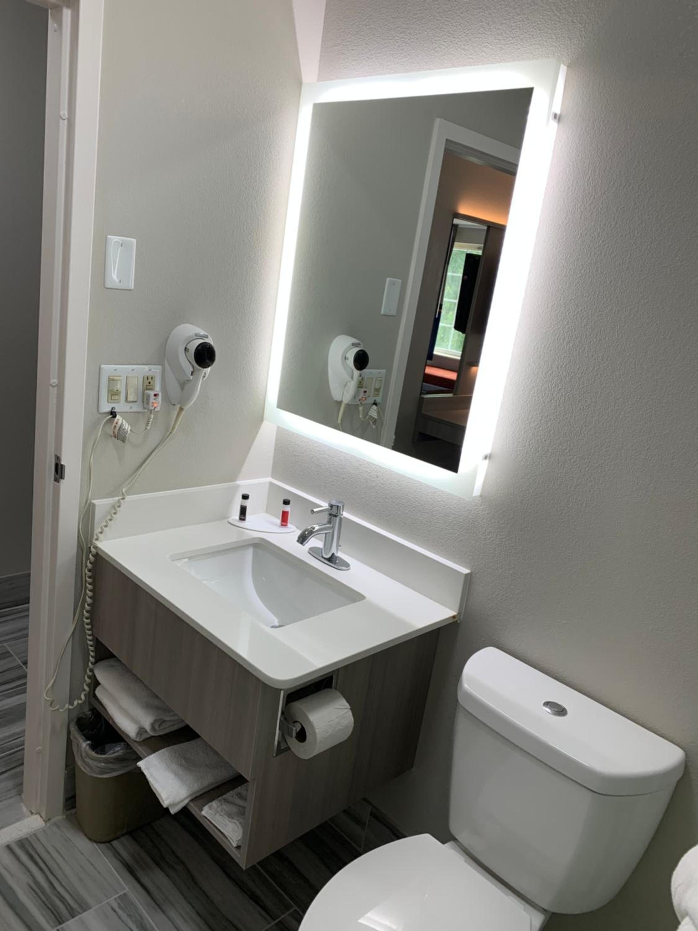Deluxe King Room - Non-Smoking - Photo 4