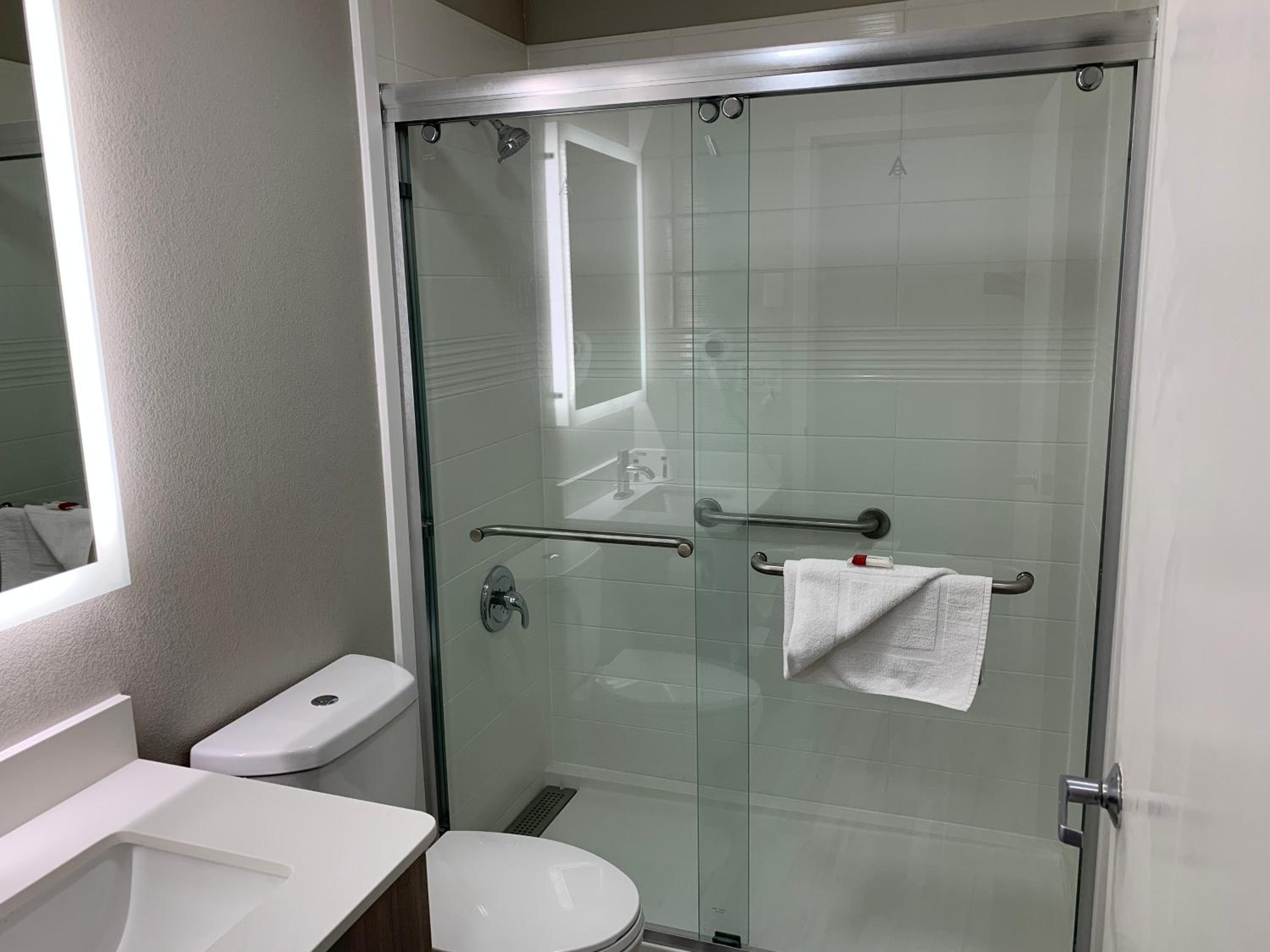 Deluxe King Room - Non-Smoking - Photo 3